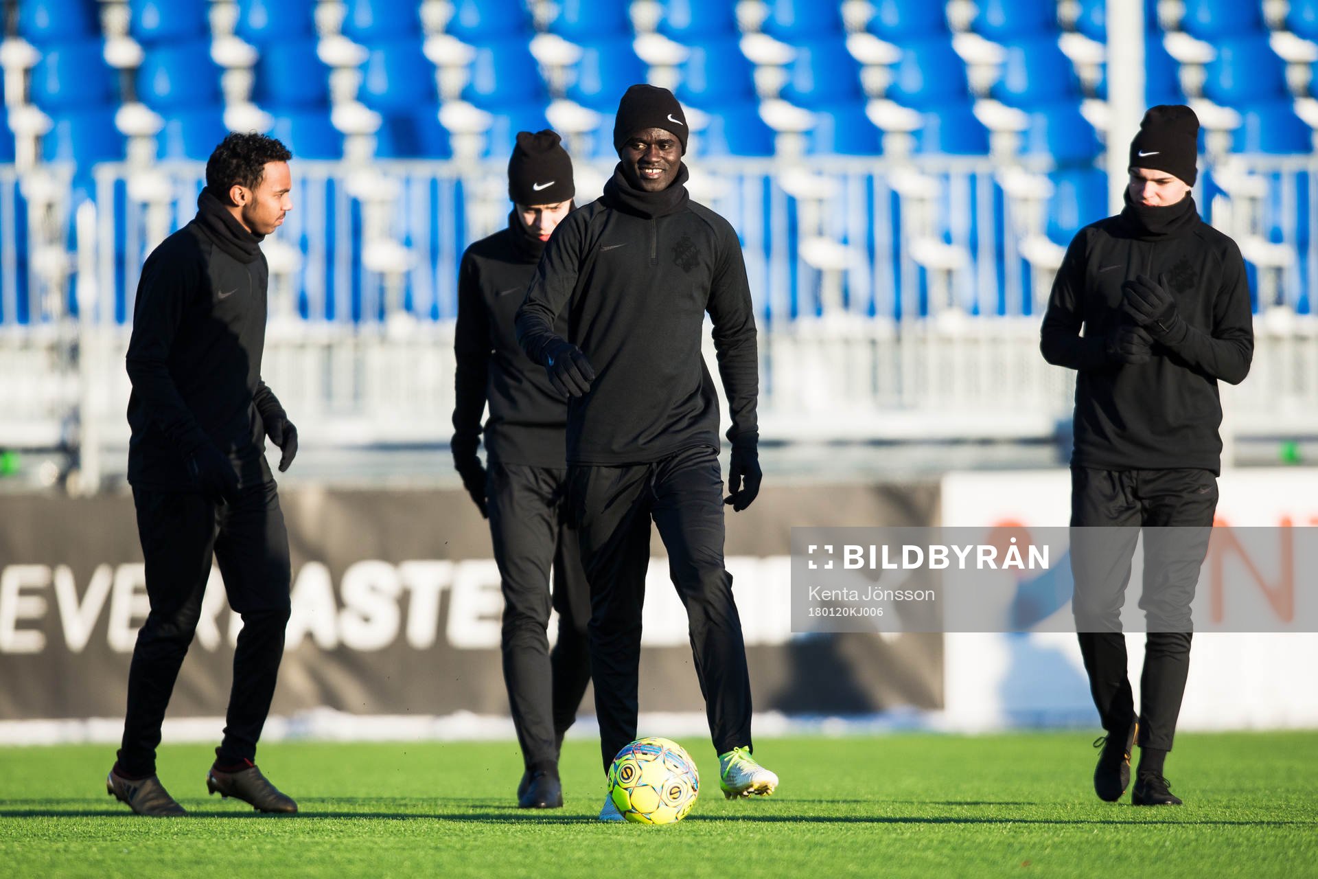 s Enoch Kofi Adu innan träningsmatchen i fotboll mellan