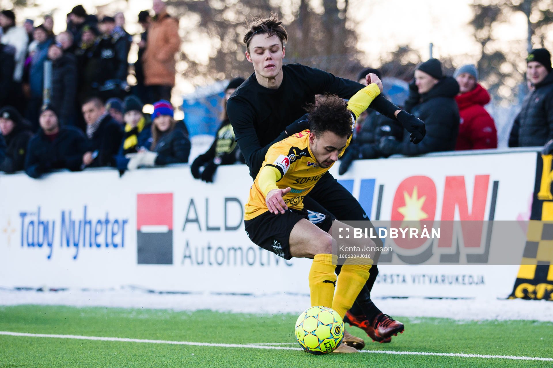 s Albin Linnér och Frejs Joseph Ceesay