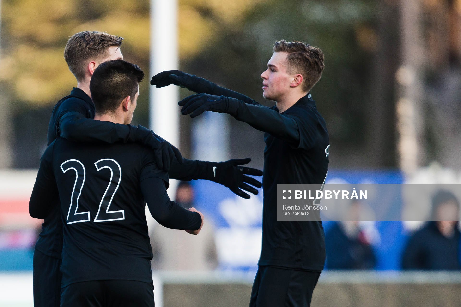 AIK:s Nicolas Marcelo Stefanelli jublar med Anton Salétros och Julian Larsson efter 0-1 under träningsmatchen i fotboll mellan Frej och AIK den 20 Januari 2018 i Stockholm.