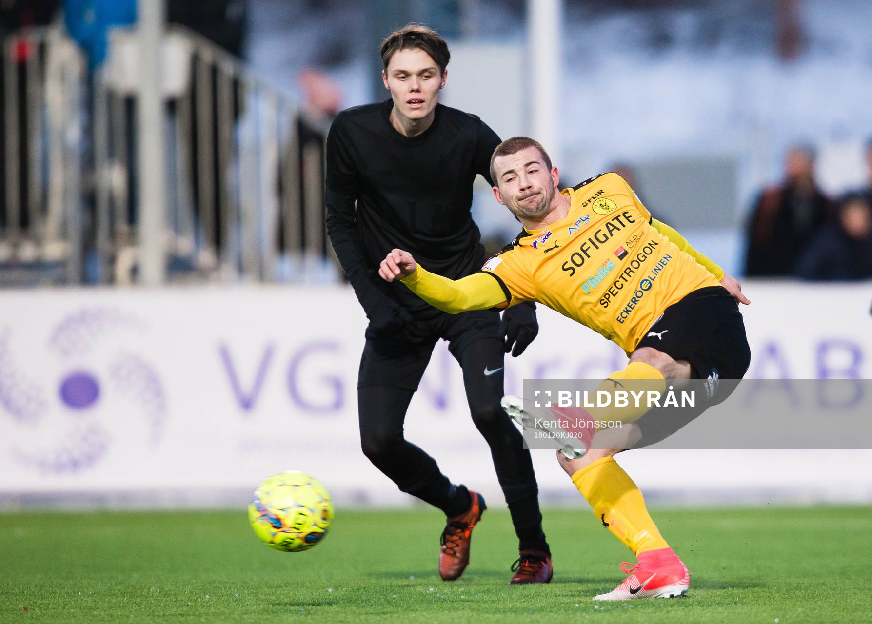 Frejs Danilo Kuzmanovic och AIK:s Albin Linnér  under träningsmatchen i fotboll mellan Frej och AIK den 20 Januari 2018 i Stockholm. 