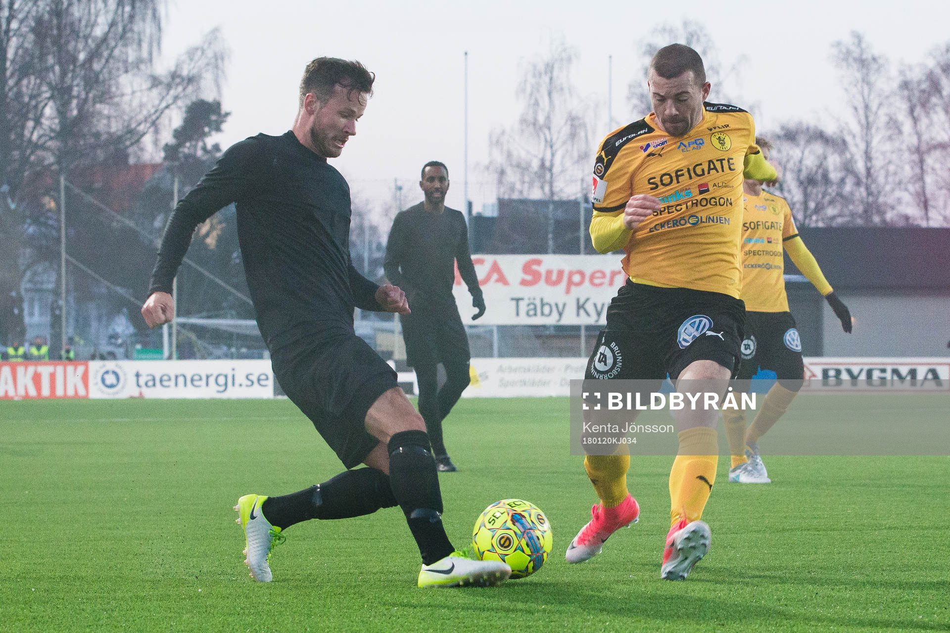 AIK:s Robert Lundström och Frejs Danilo Kuzmanovic under träningsmatchen i fotboll mellan Frej och AIK den 20 Januari 2018 i Stockholm. 