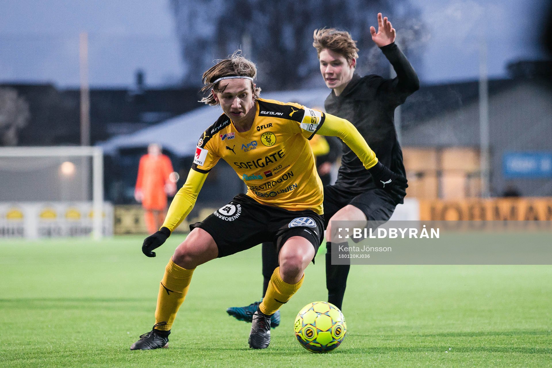 Frejs Oskar Kihlgren och AIK:s Gustav Berggren under träningsmatchen i fotboll mellan Frej och AIK den 20 Januari 2018 i Stockholm. 