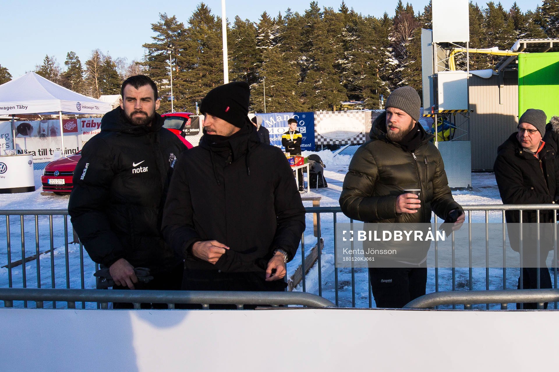 s Daniel Sundgren (h) vid sidan av planen innan