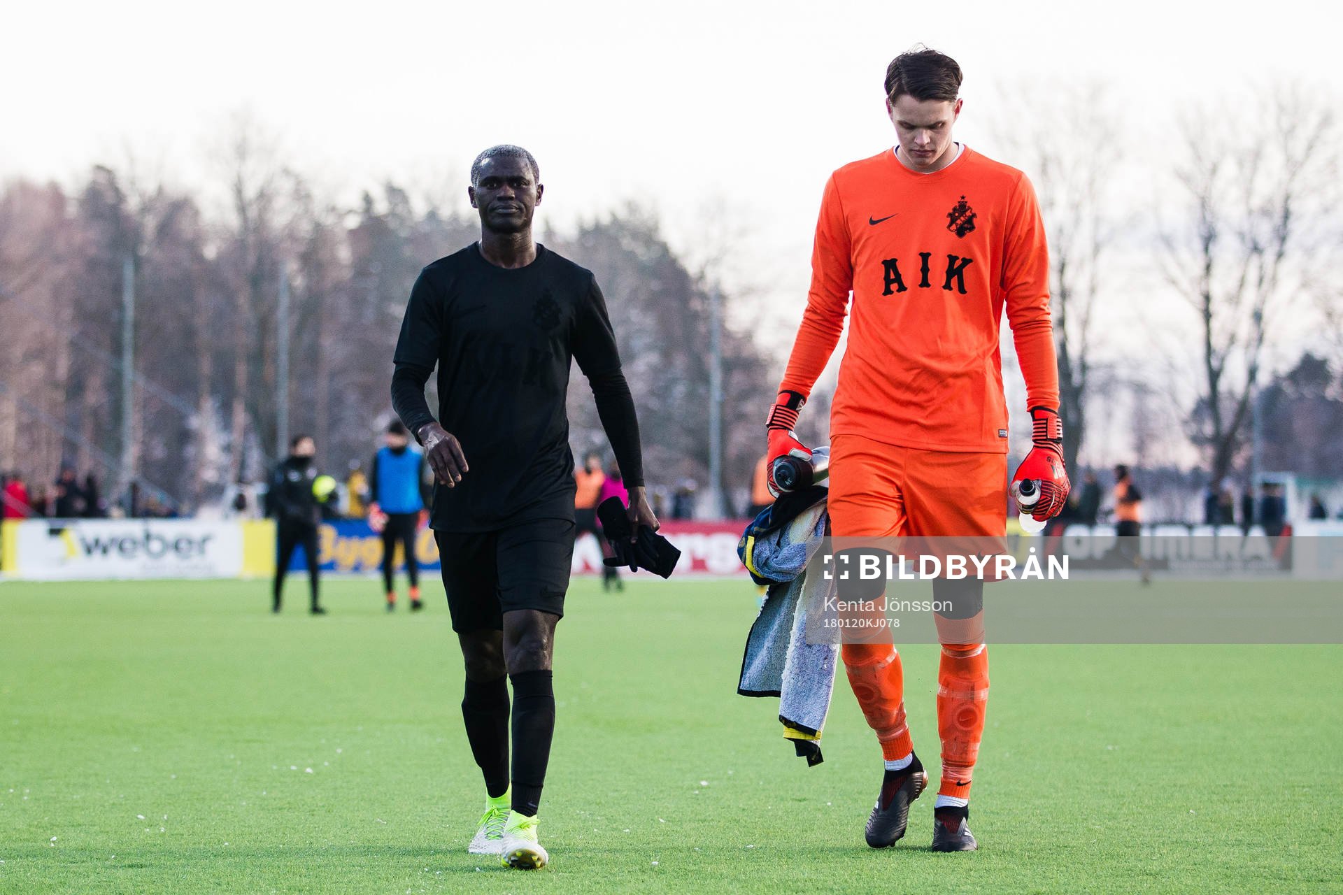 s Enoch Kofi Adu och målvakt Oscar Linnér deppar