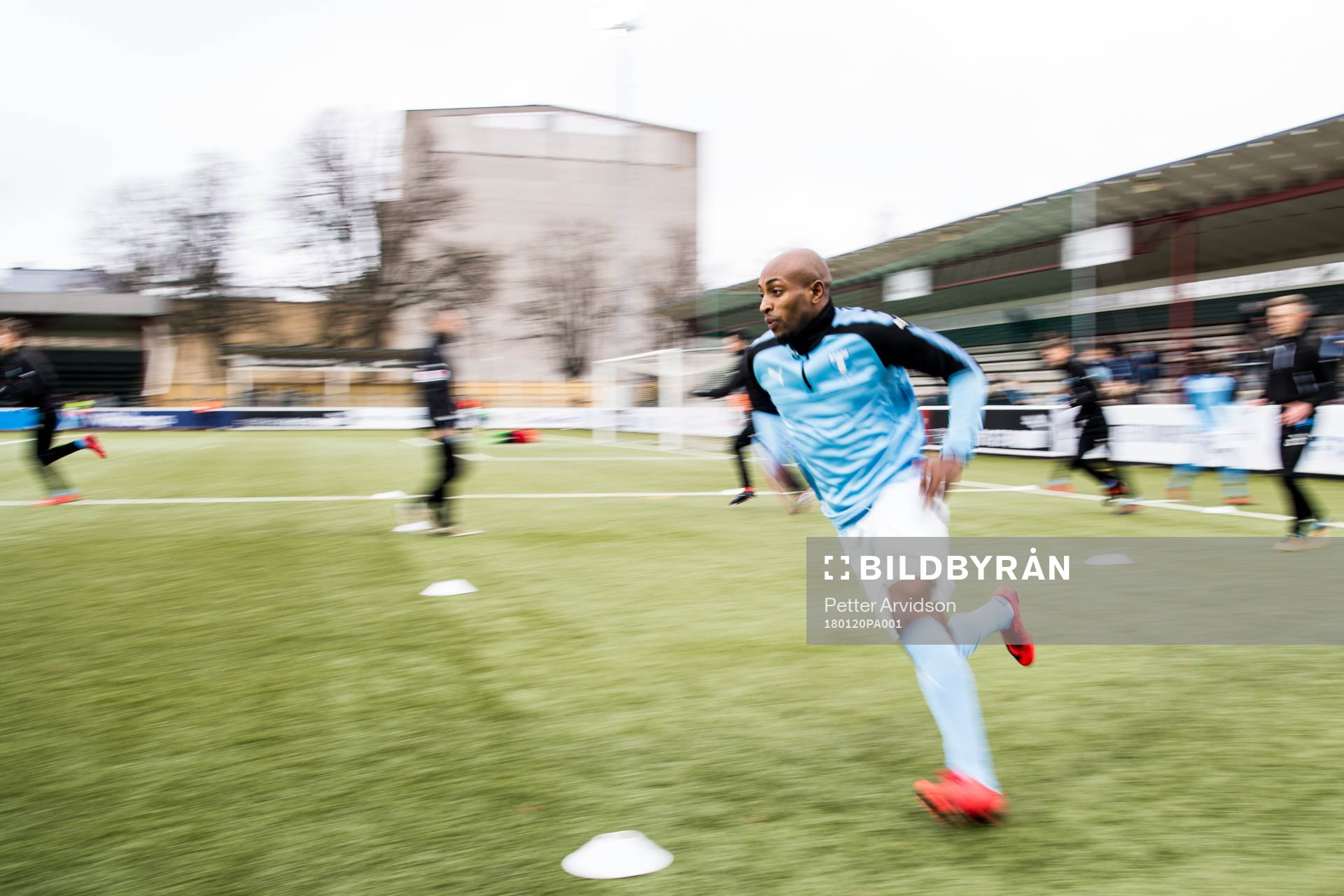 Malmö FFs Fouad Bachirou värmer upp