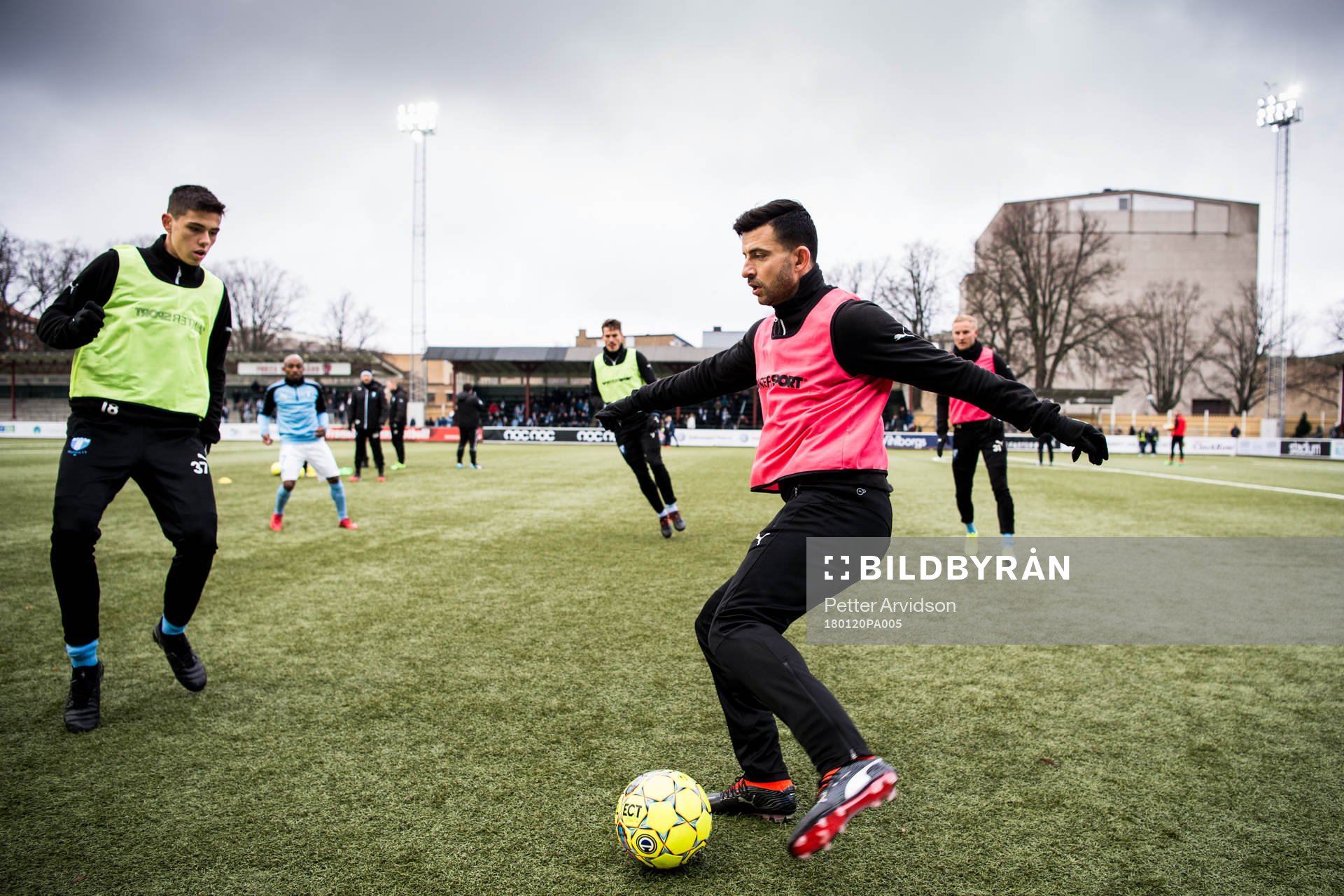 Malmö FFs Dennis Hadzikadunic och Behrang Safari värmer