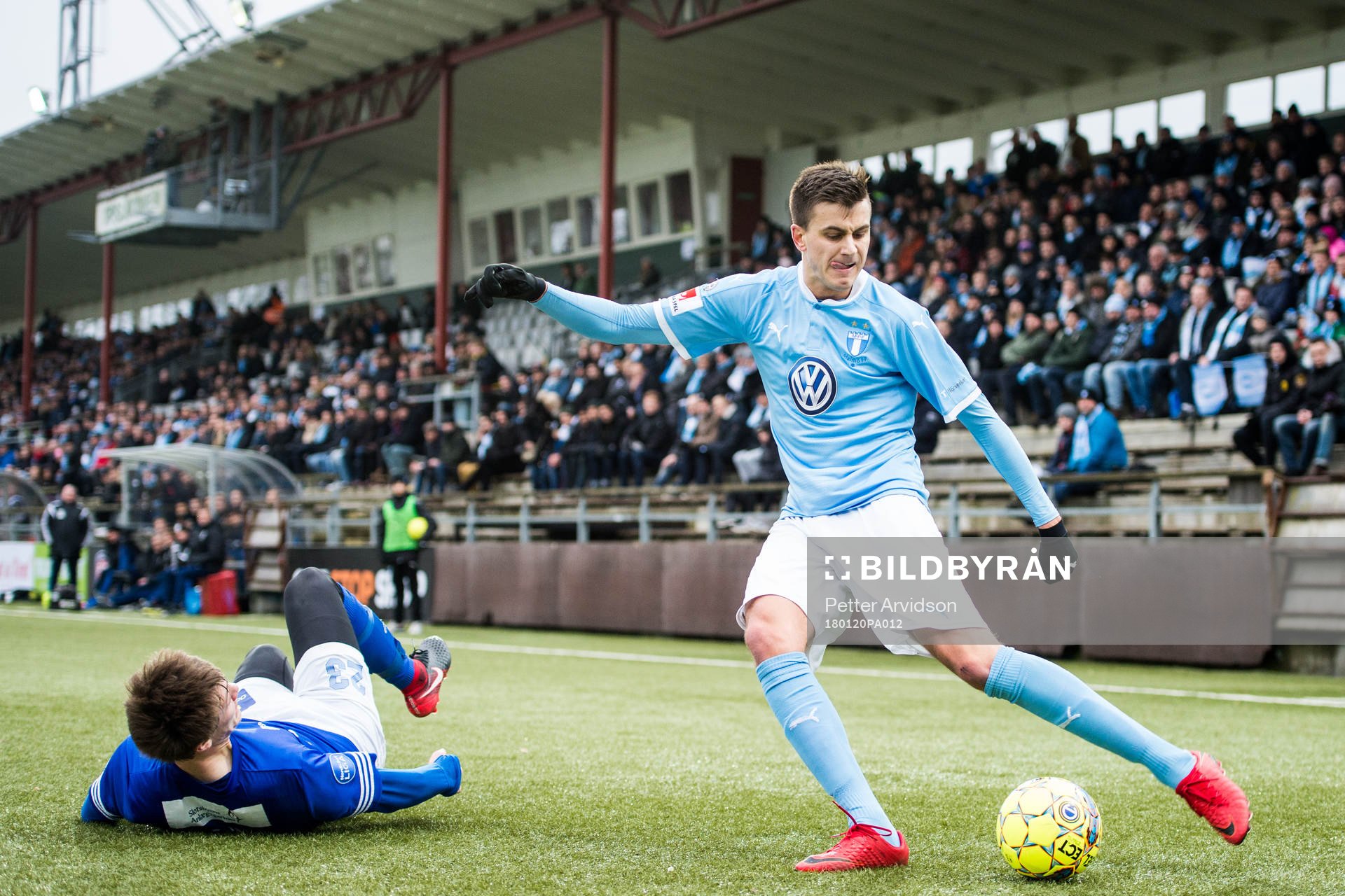 Malmö FFs Alexander Jeremejeff tar sig förbi Fremad