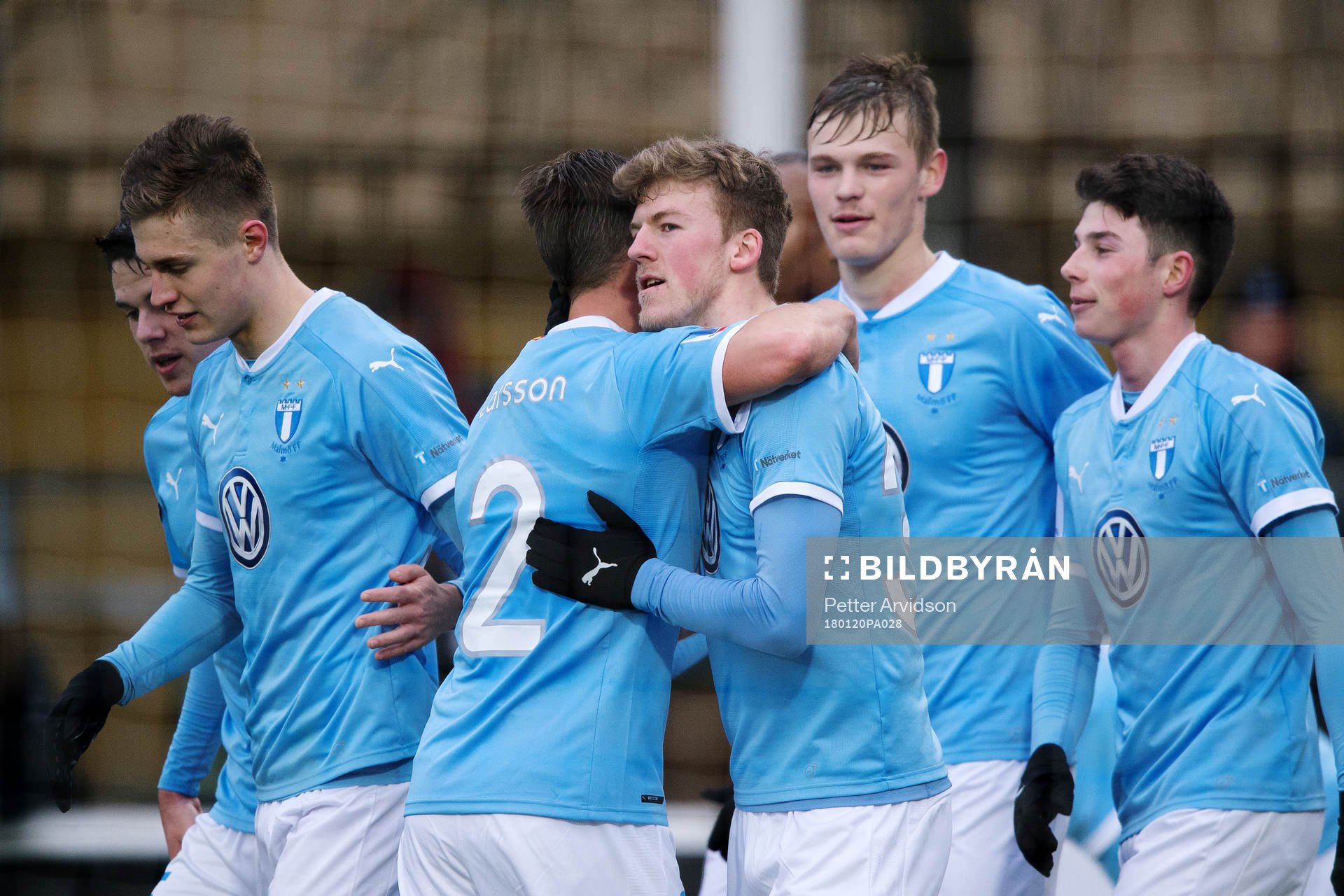 Malmö FFs Teddy Bergqvist kramas om och jublar med lagkamrater efter att han gjort 1-0-målet under en träningsmatch i fotboll mellan Malmö FF och Fremad Amager den 20 januari 2018 i Malmö.