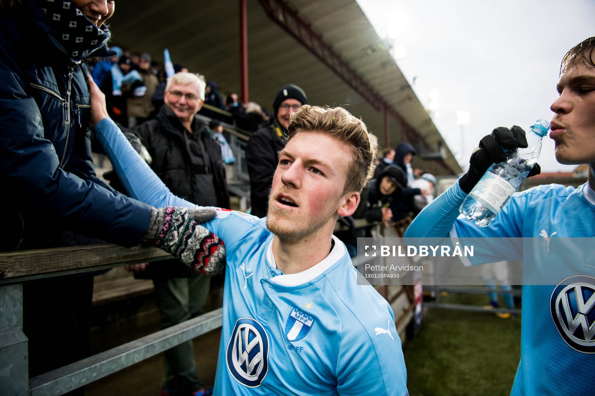 Malmö FFs Teddy Bergqvist tackar publiken efter en träningsmatch i fotboll mellan Malmö FF och Fremad Amager den 20 januari 2018 i Malmö.