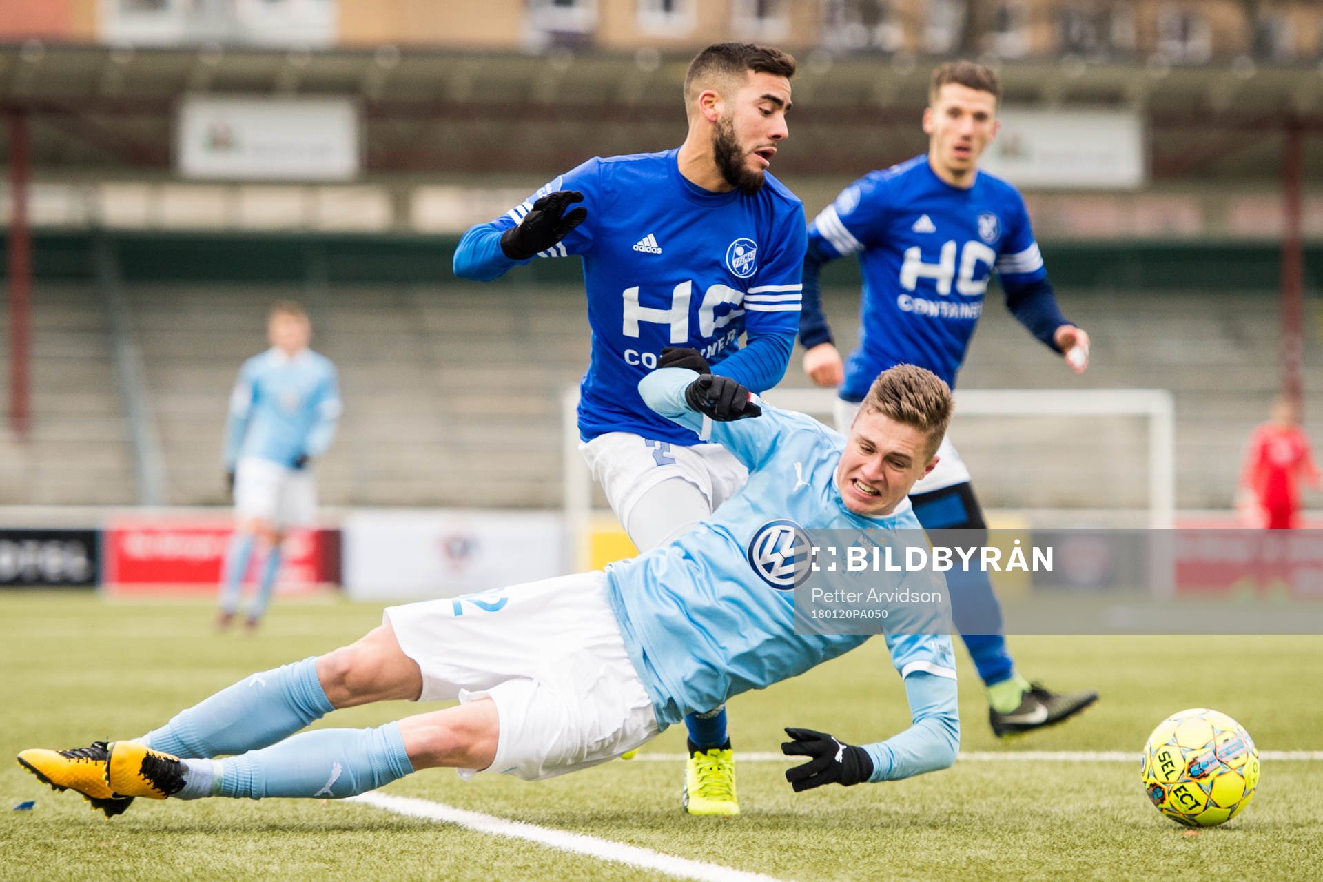 Malmö FFs Mattias Svanberg faller