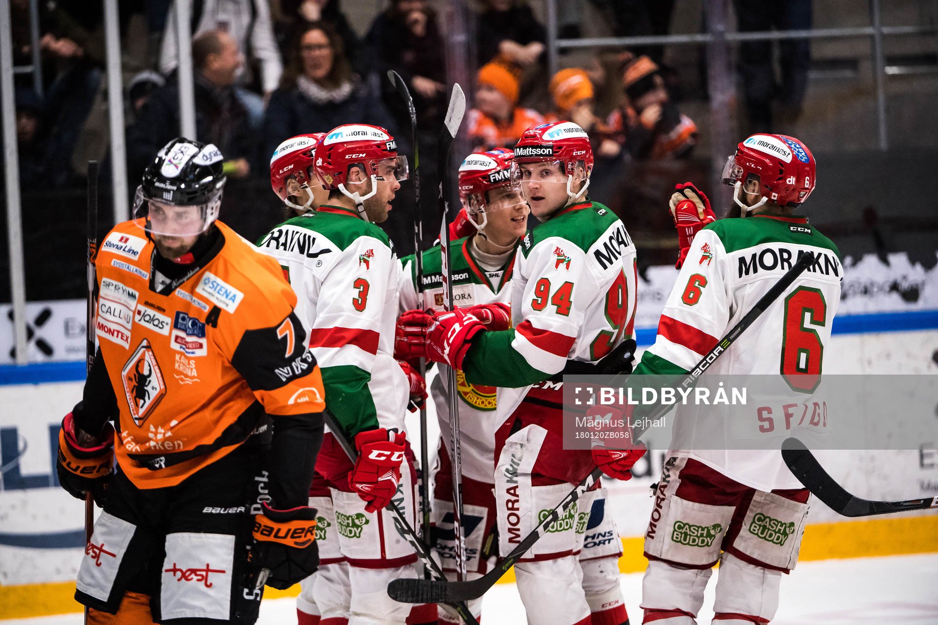 Moras Emil Bejmo jublar med kamrater  1-1