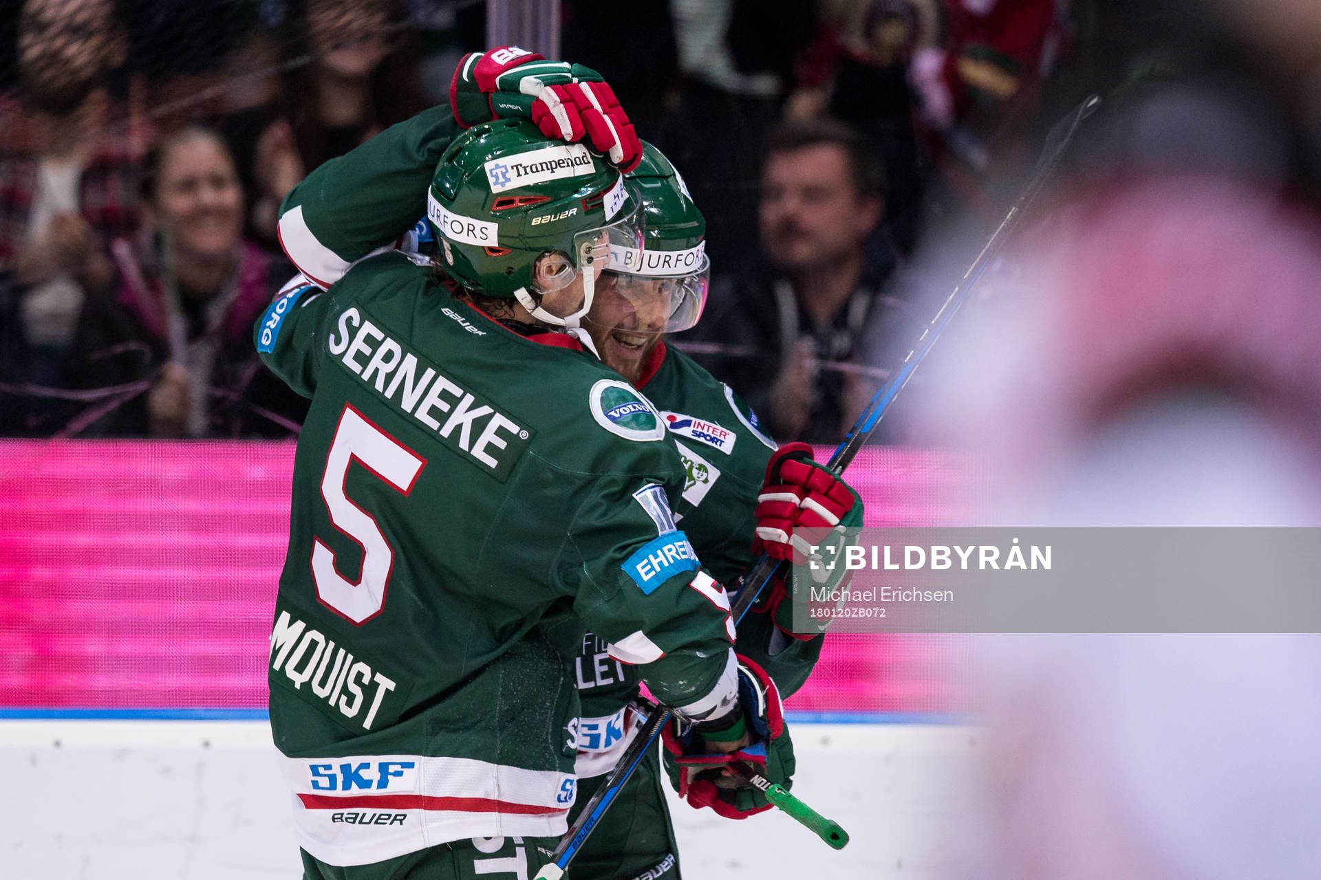 Frölundas Jan Mursak jublar ihop med Adam Almqvist