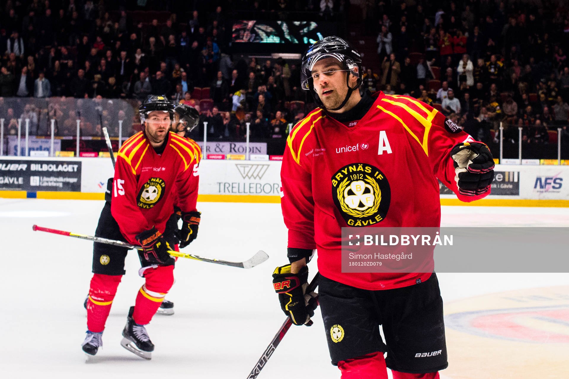 Brynäs Simon Bertilsson och Lukas Kilström jublar
