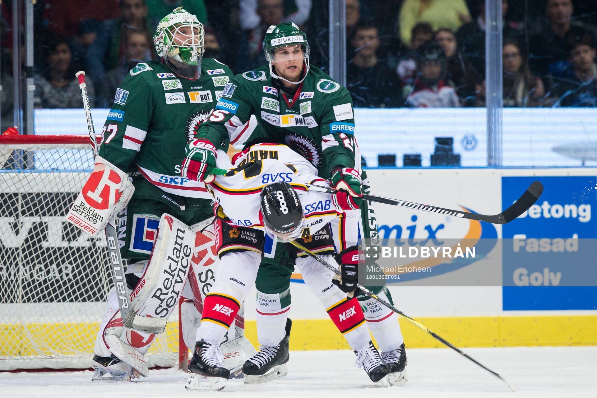 Frölundas Adam Pardy trycker undan Luleås Johan Harju
