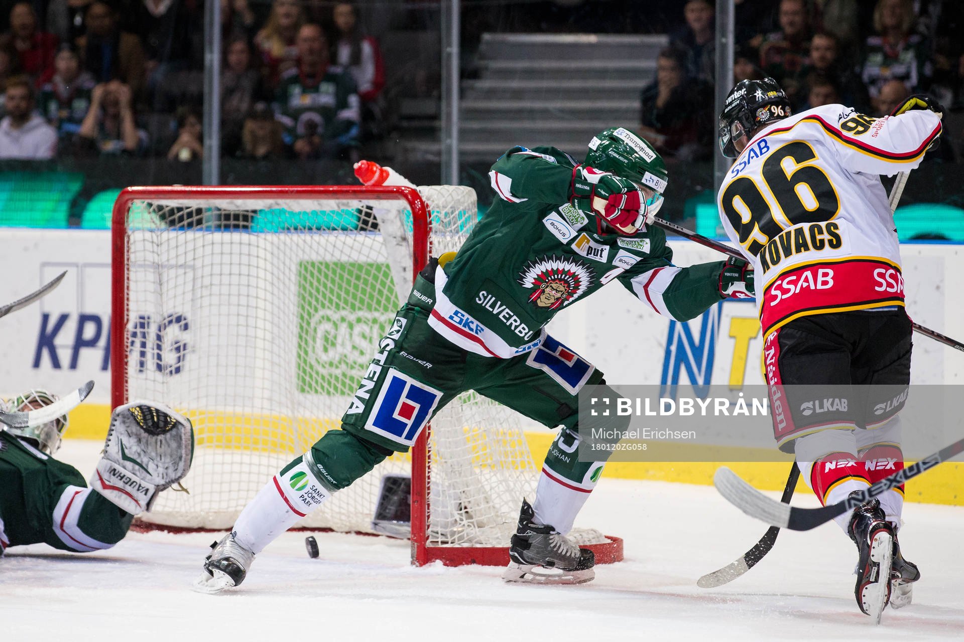 Pucken dansar på mållinjen vid Frölundas målvakt Johan