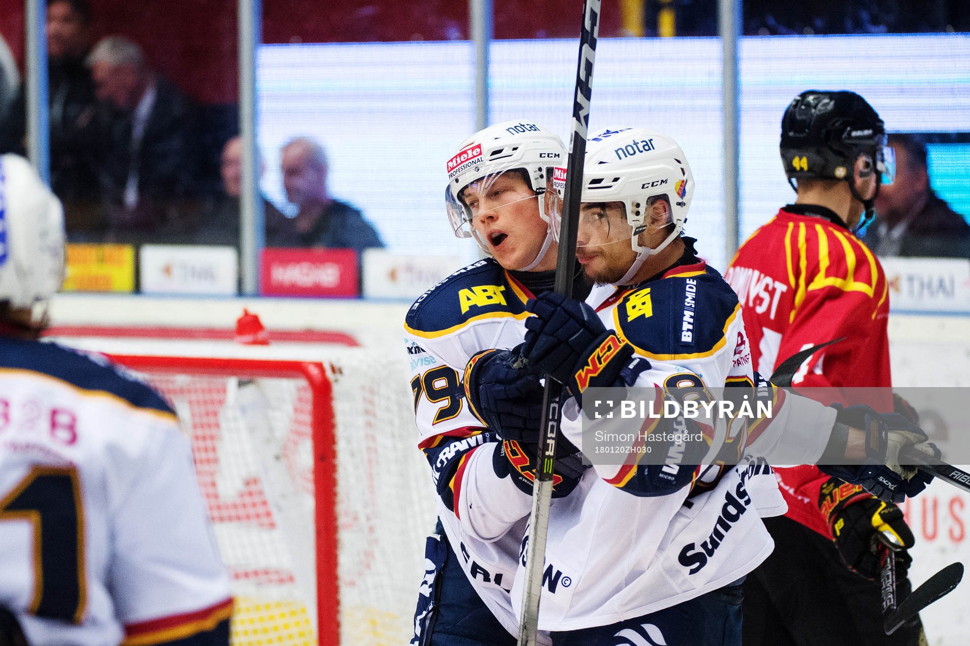 Djurgårdens Patrik Lundh jublar med målskytten till