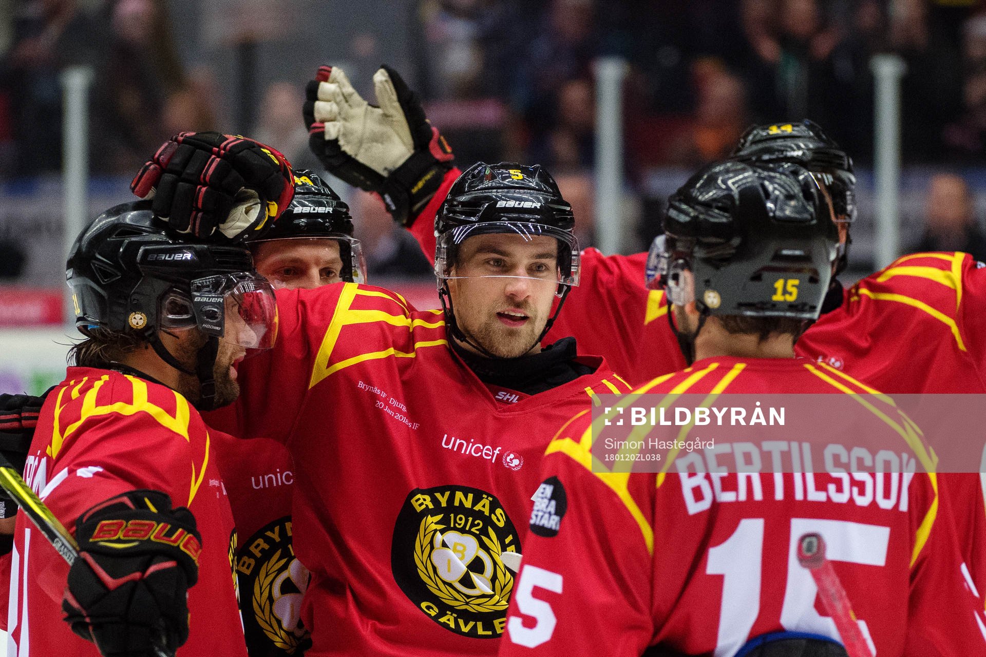 Brynäs Lukas Kilström jublar med lagkamrater