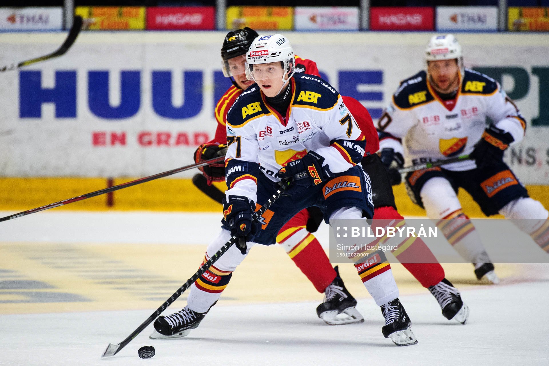 Djurgårdens Jonathan Davidsson med pucken