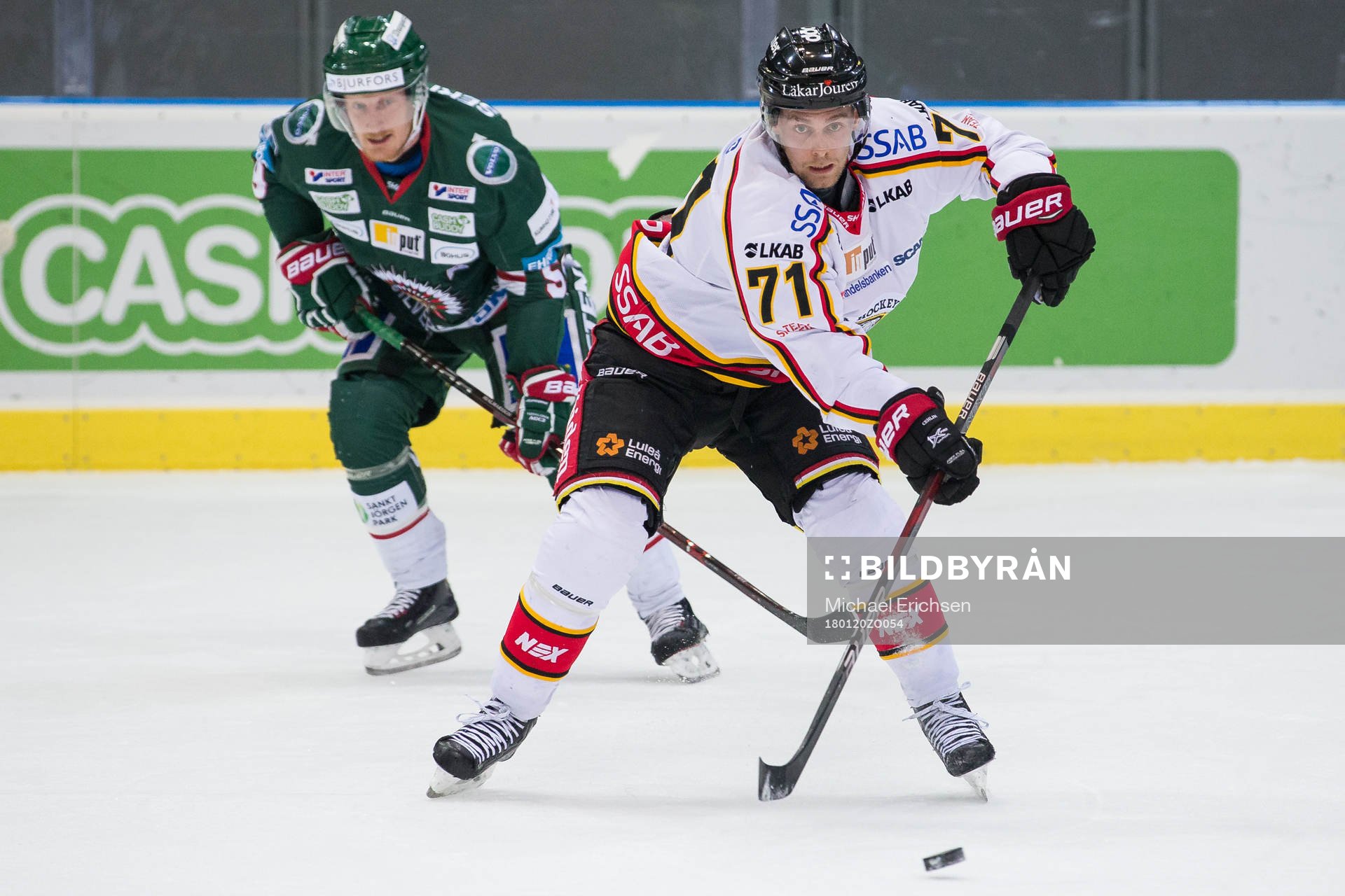 Luleås Patrick Cehlin före Frölundas Simon Hjalmarsson