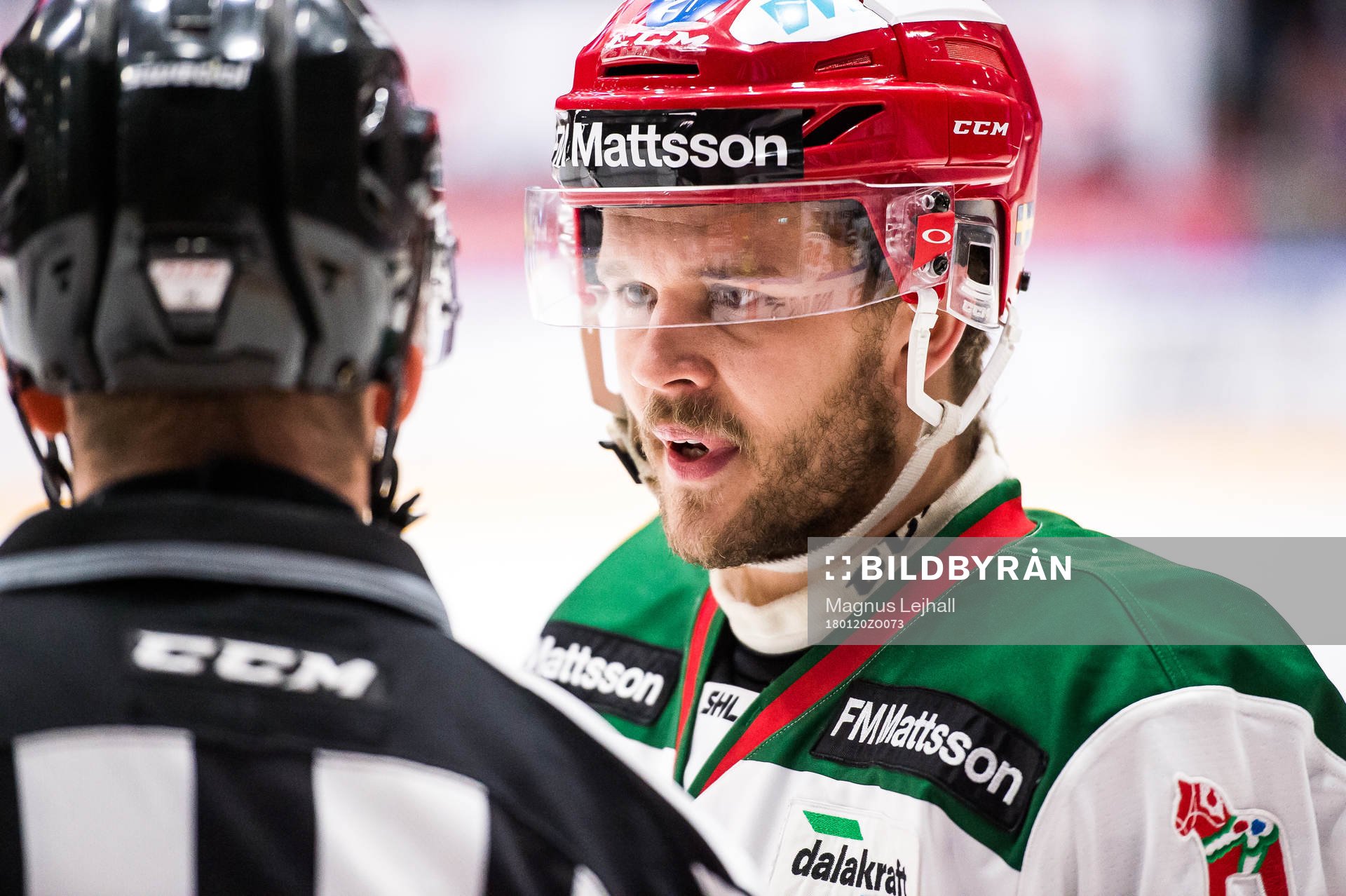 Moras Jacob Nilsson  i diskussion med domaren