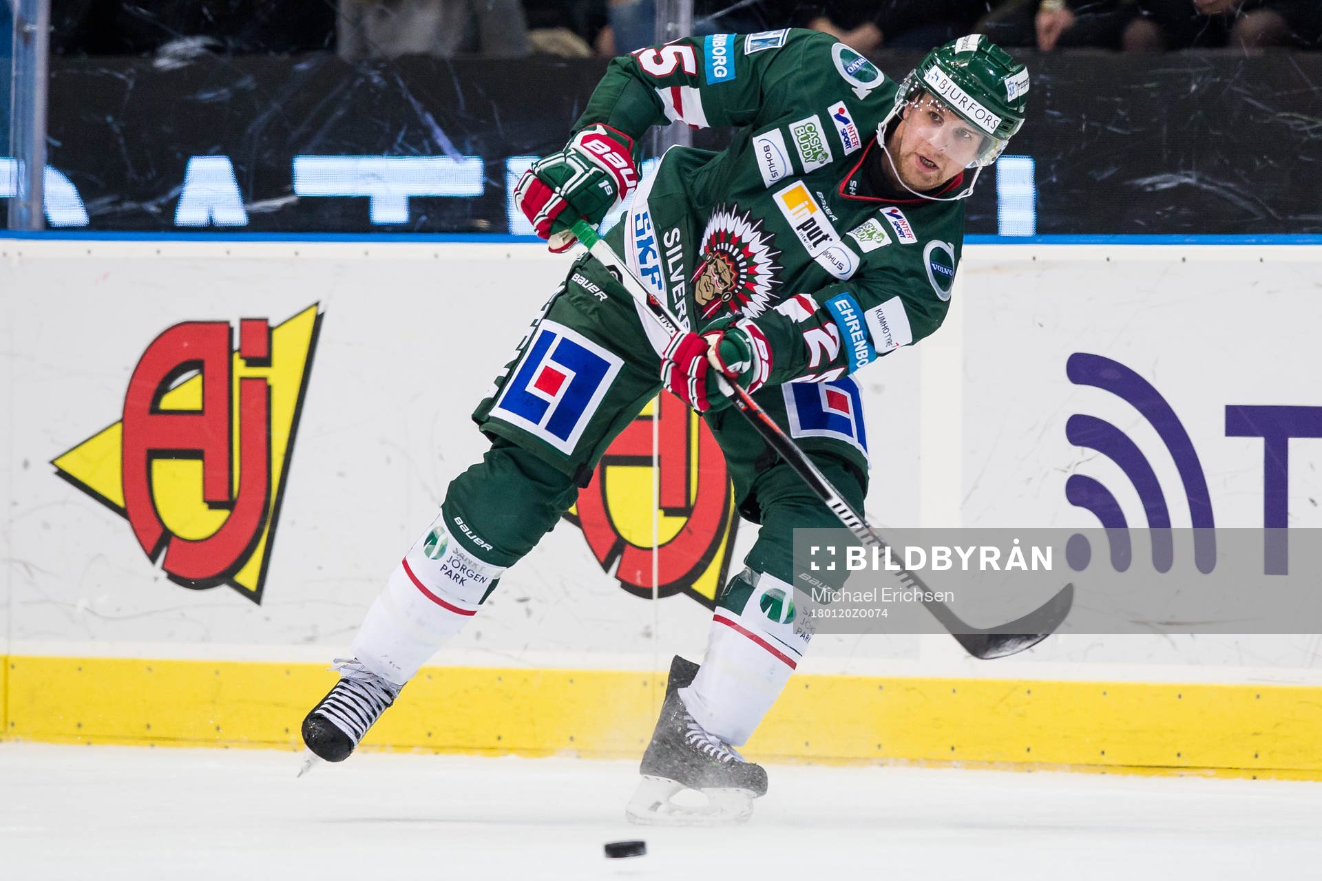 Frölundas Adam Pardy slår en passning