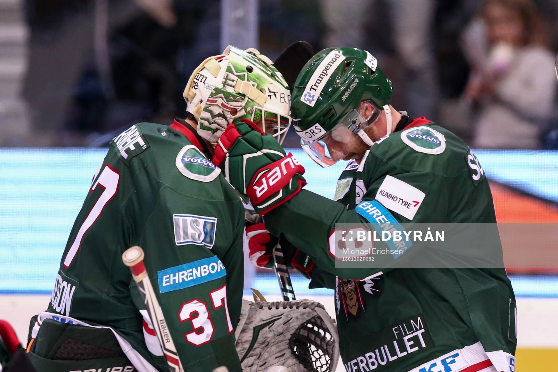 Frölundas Jan Mursak jublar med målvakt Johan Gustafsson