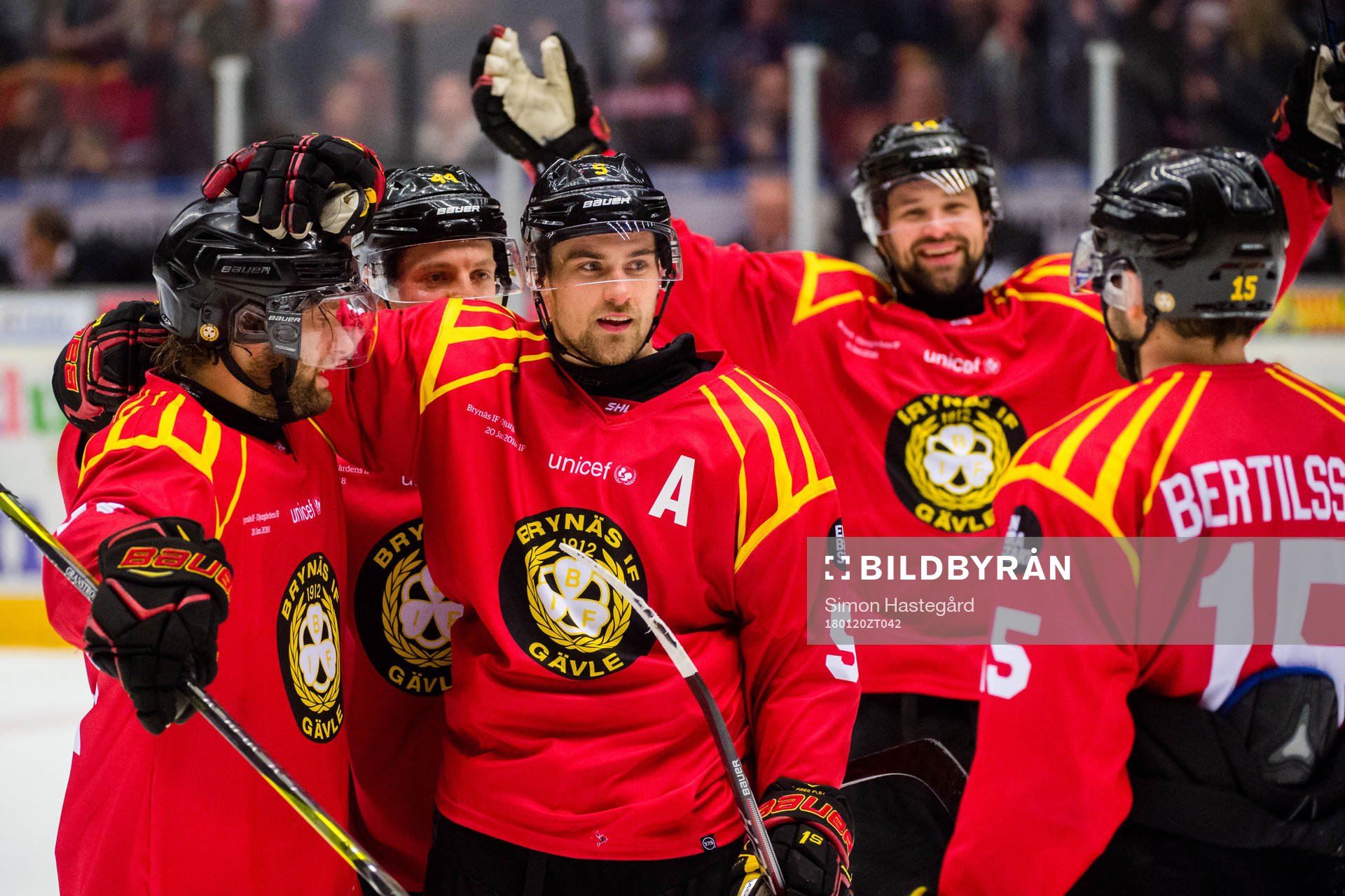 Brynäs Lukas Kilström jublar med Jonathan Granström ,