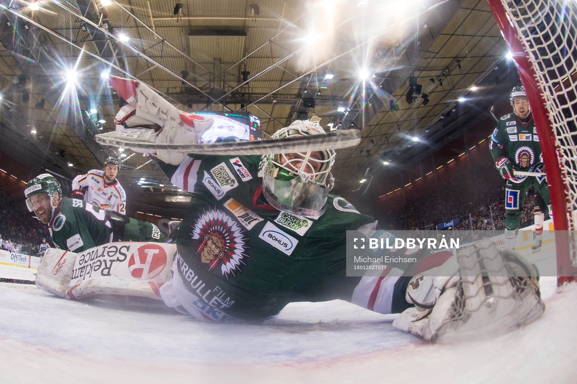 Frölundas målvakt Johan Gustafsson fångar pucken på