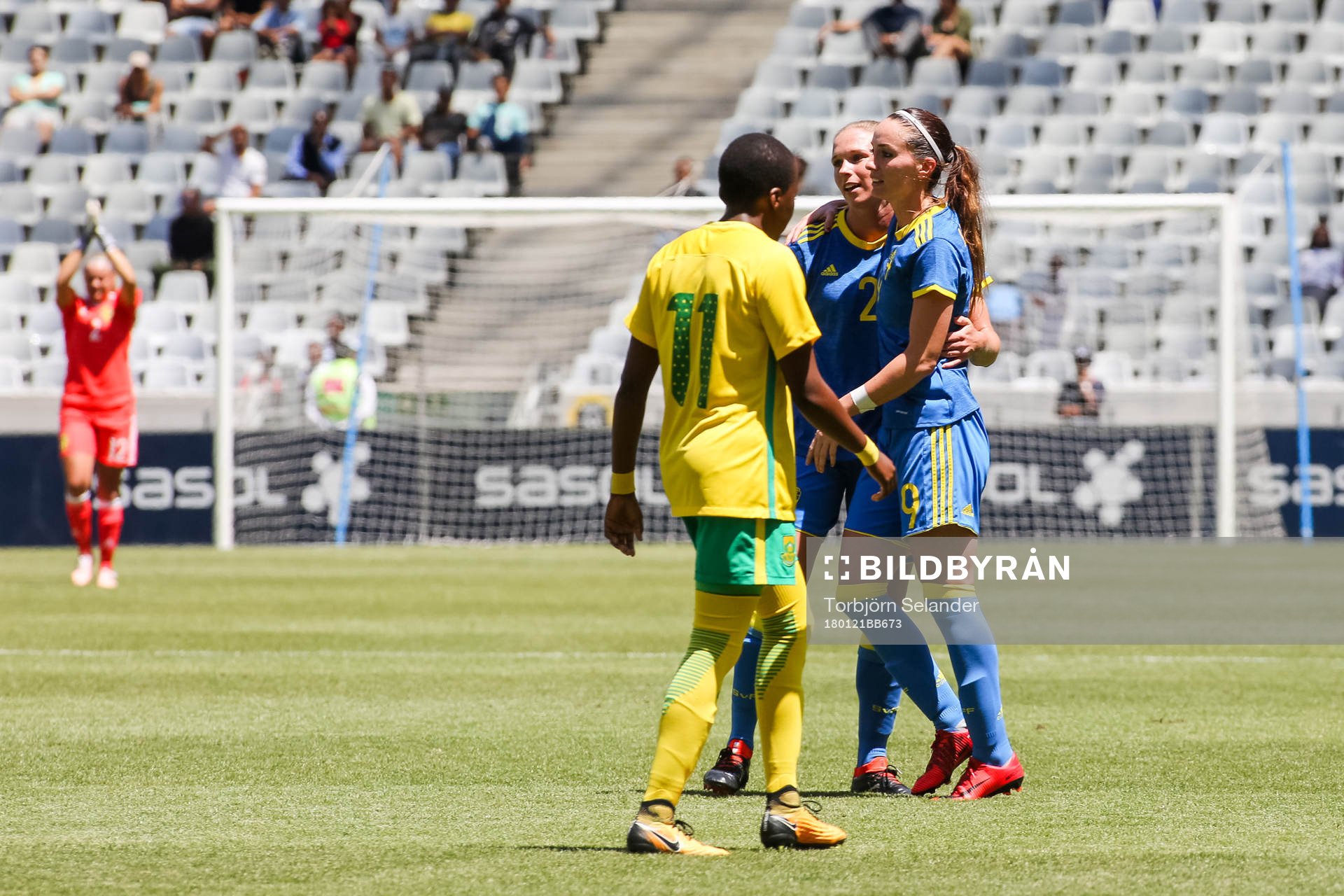 Sveriges Jonna Andersson och Kosovare Asllani jublar
