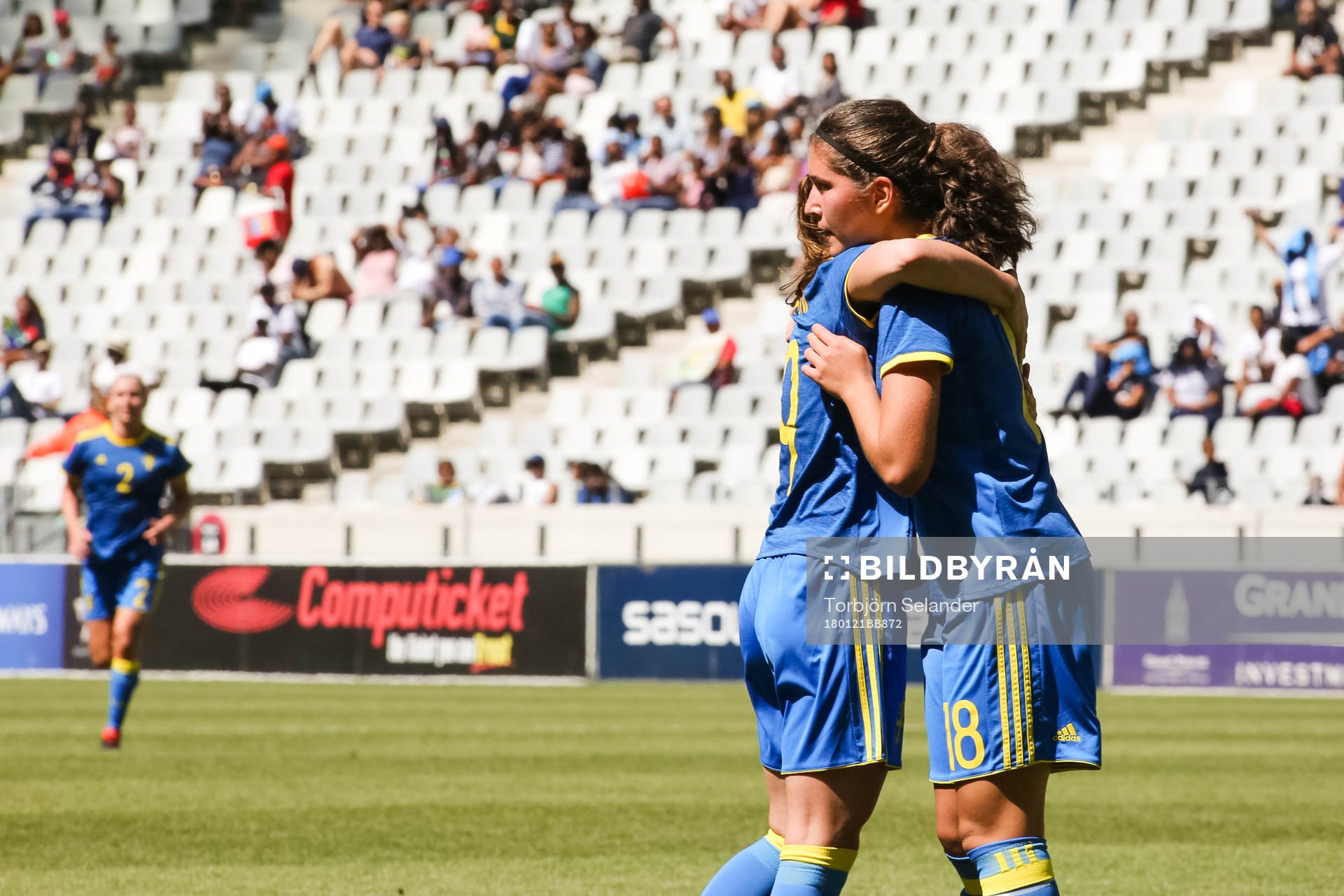Sveriges Kosovare Asllani och Loreta Kullashi jublar