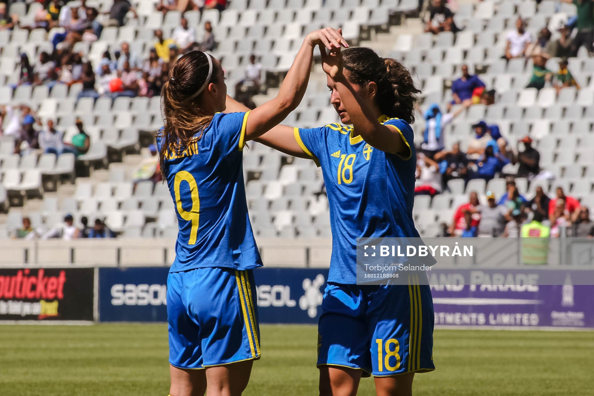 Sveriges Kosovare Asllani och Loreta Kullashi jublar