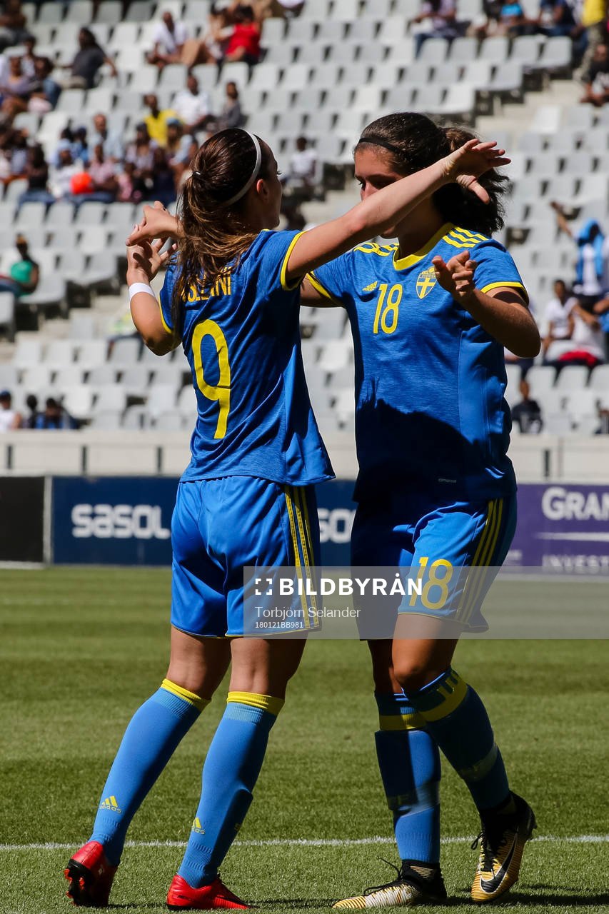 Sveriges Kosovare Asllani och Loreta Kullashi jublar