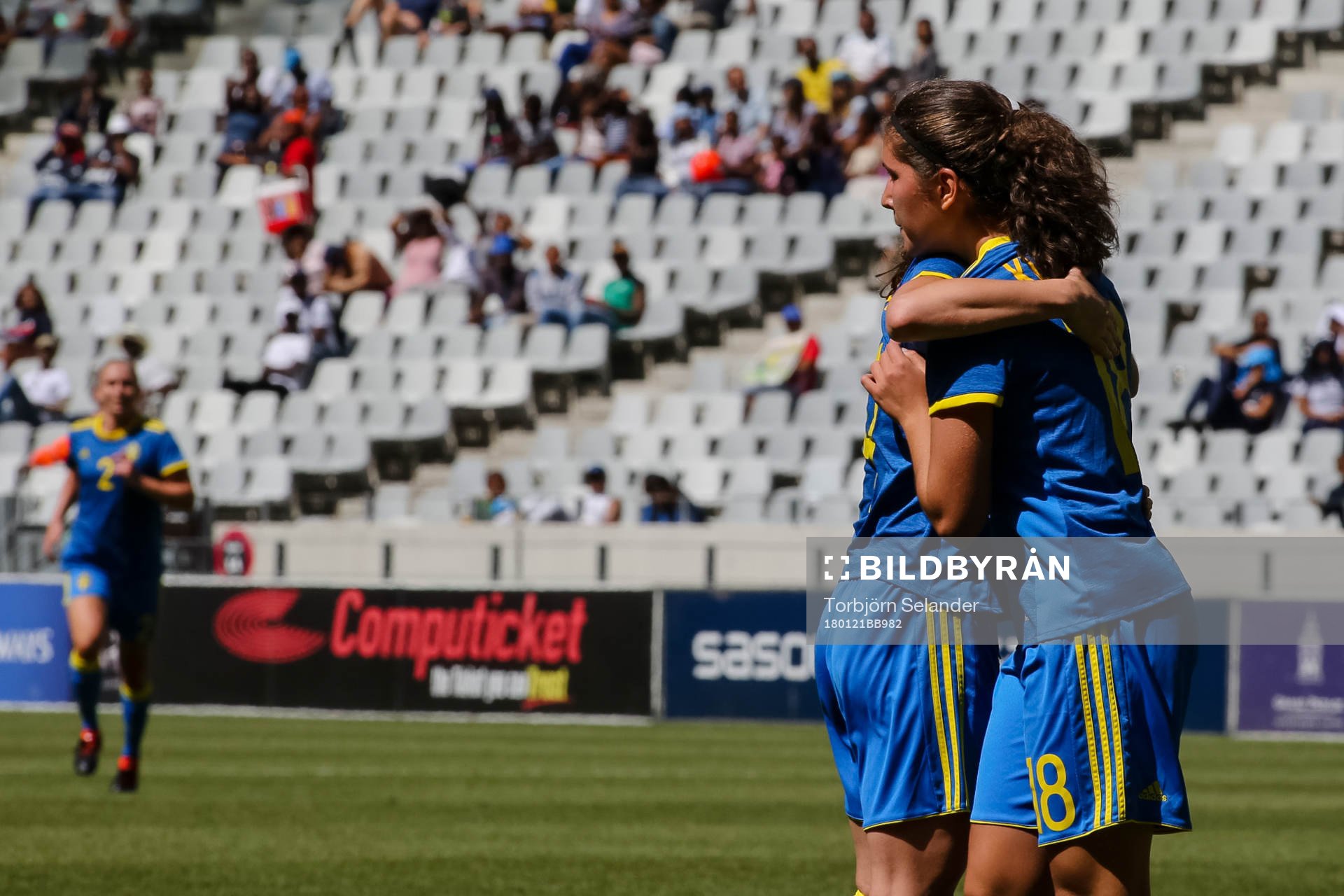 Sveriges Kosovare Asllani och Loreta Kullashi jublar