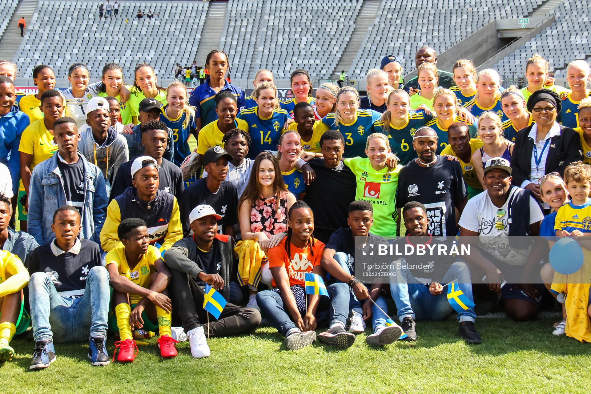 Sveriges och Sydafrikas spelare tar en gruppbild med