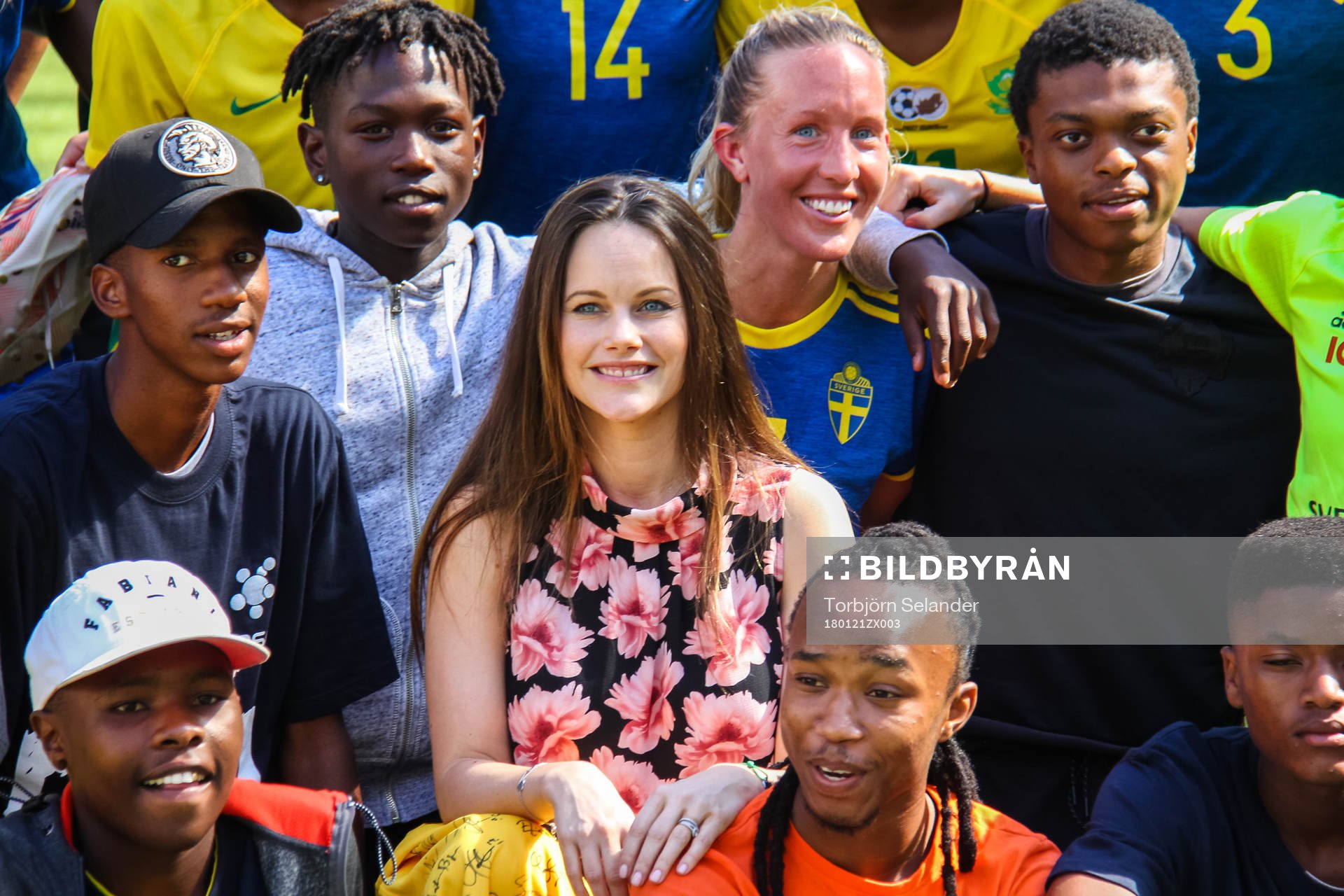 Sveriges och Sydafrikas spelare tar en gruppbild med