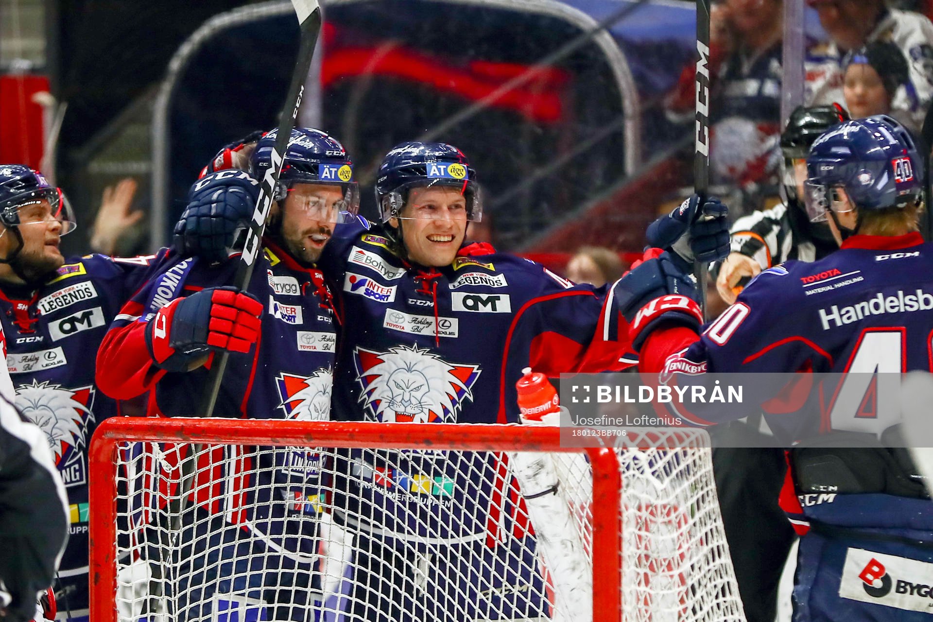 Linköpings Daniel Olsson Trkulja jublar med lagkamrater