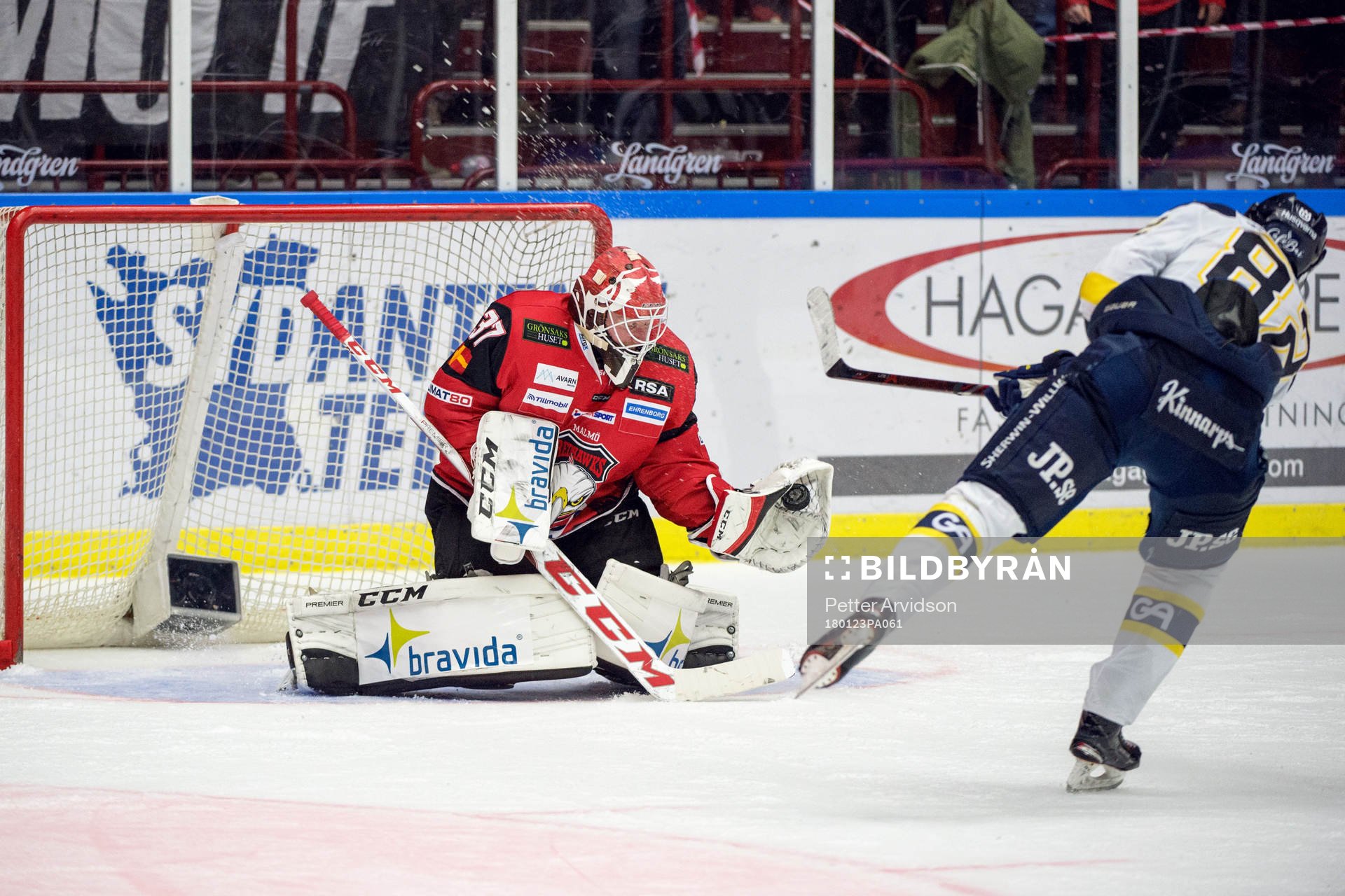 Malmö Redhawks målvakt Jonas Gunnarsson räddar en straff