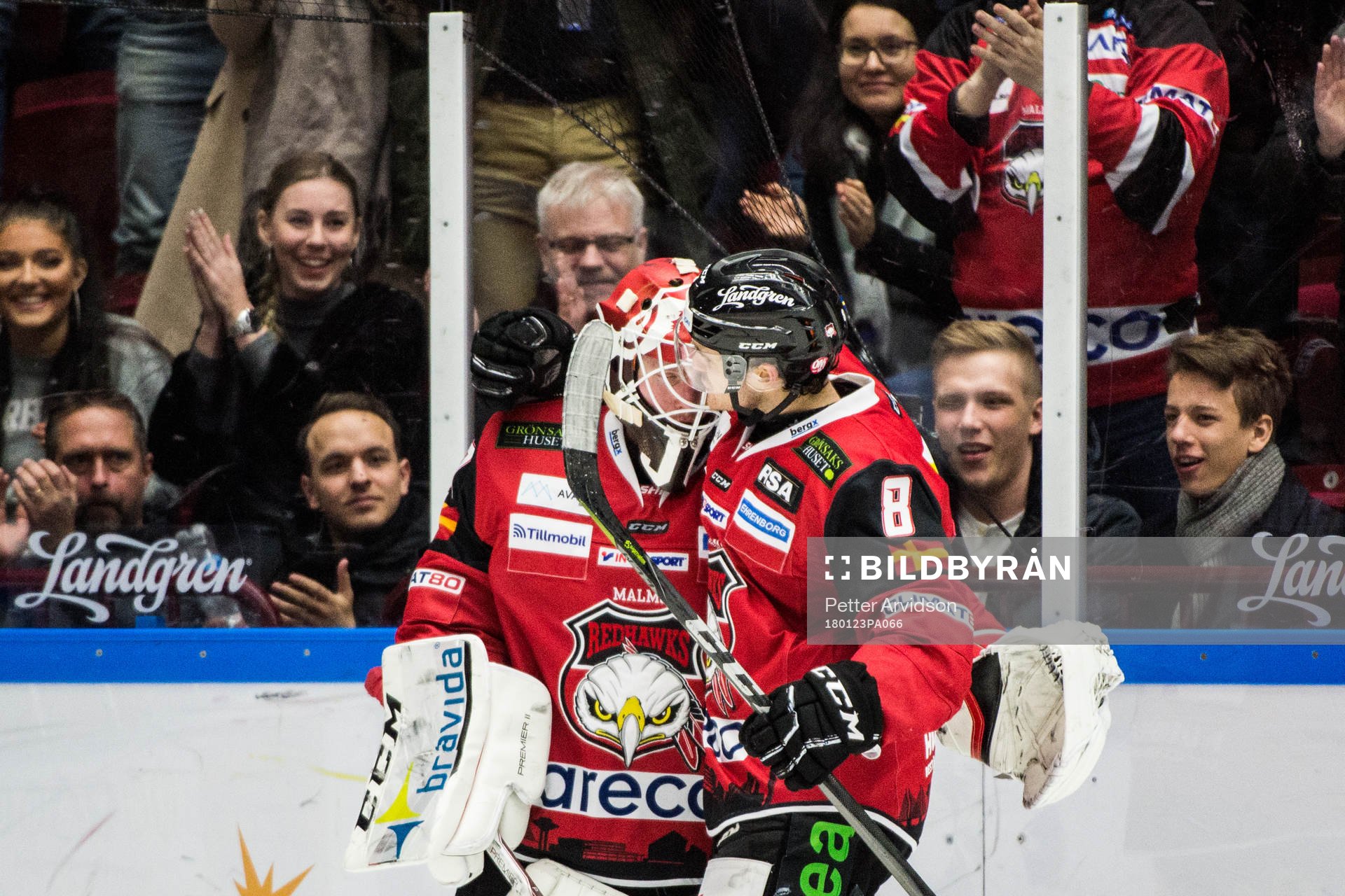 Malmö Redhawks Johan Olofsson jublar med målvakt Jonas