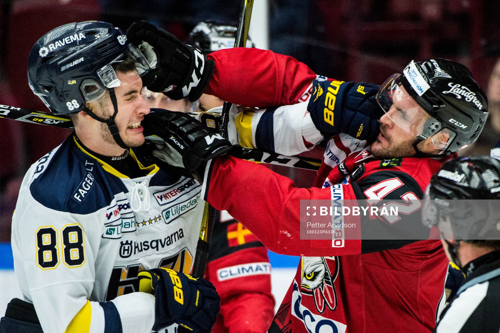 s Pierre Engvall i bråk med Malmö Redhawks Niklas Arell