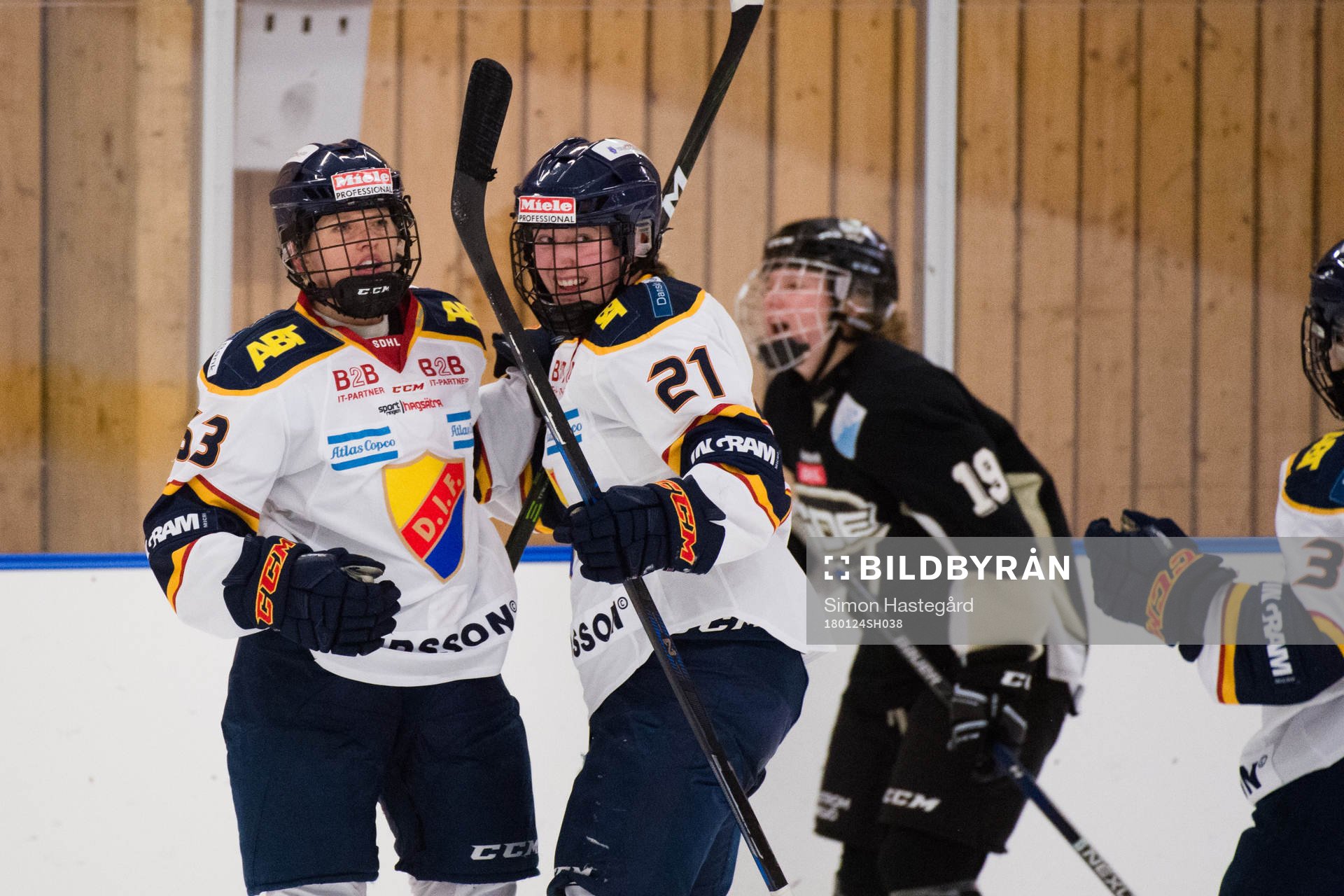 Djurgårdens Josefine Jakobsen och Elin Johansson jublar