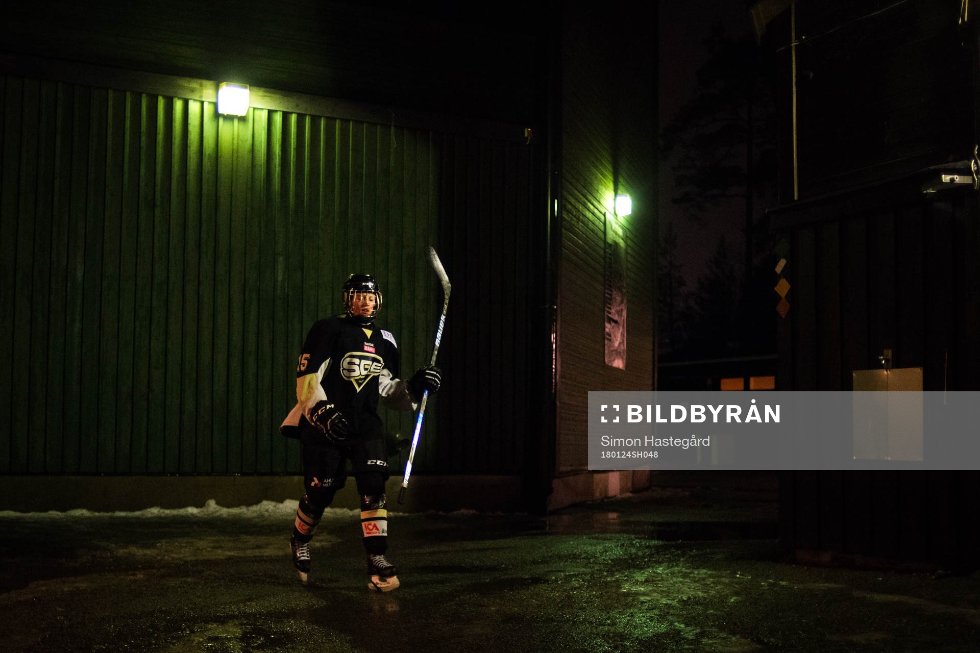 s Emma Forsgren lämnar arenan före  ishockeymatchen i