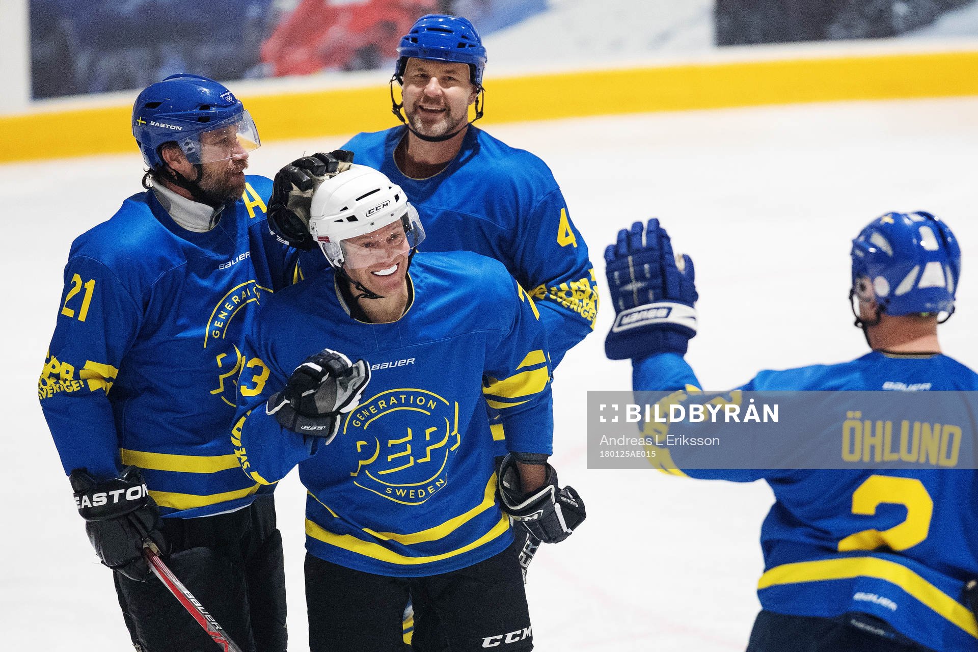 Peter Forsberg och Mathias Öhlund jublar med Prins Daniel