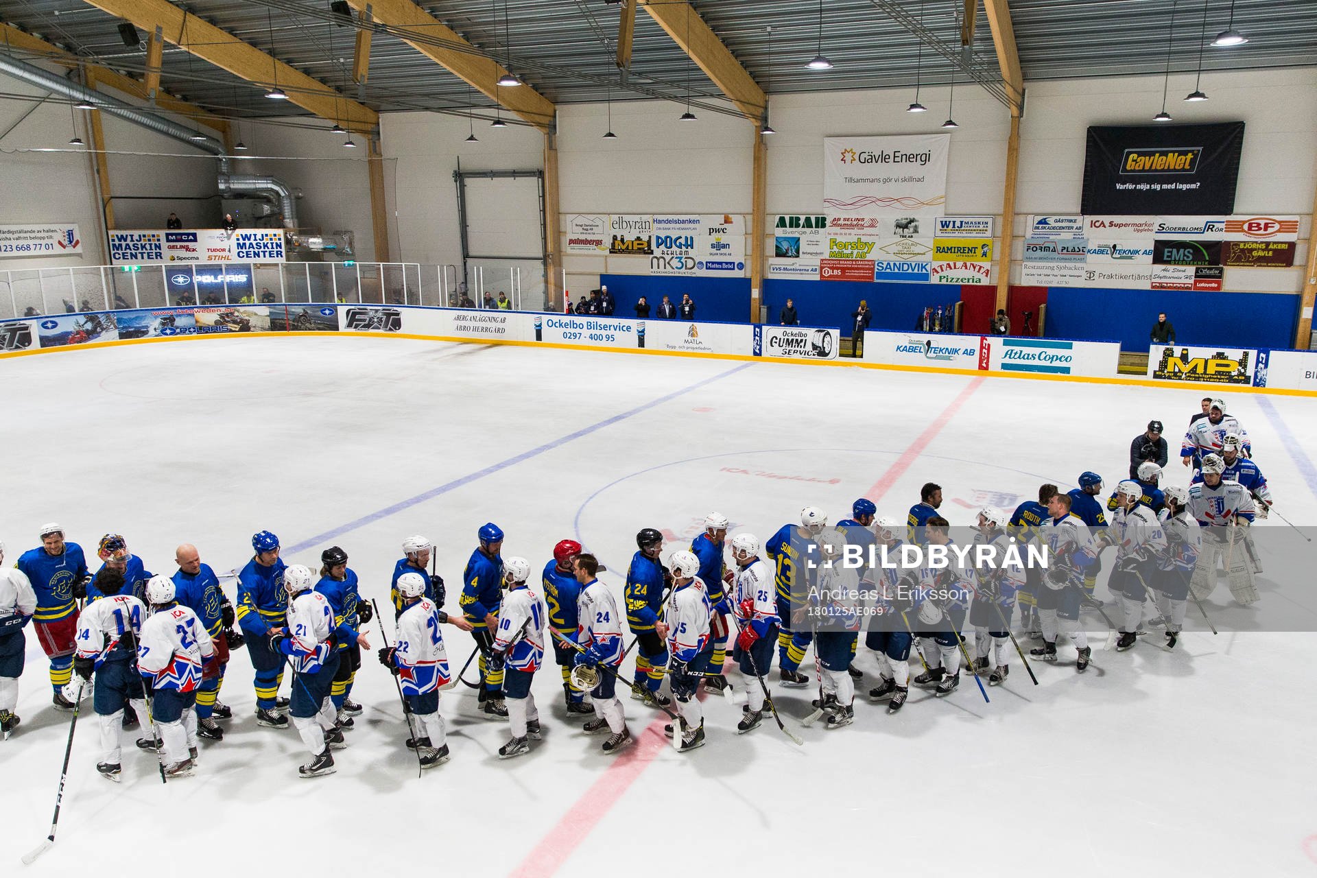 Spelarna tackar varandra