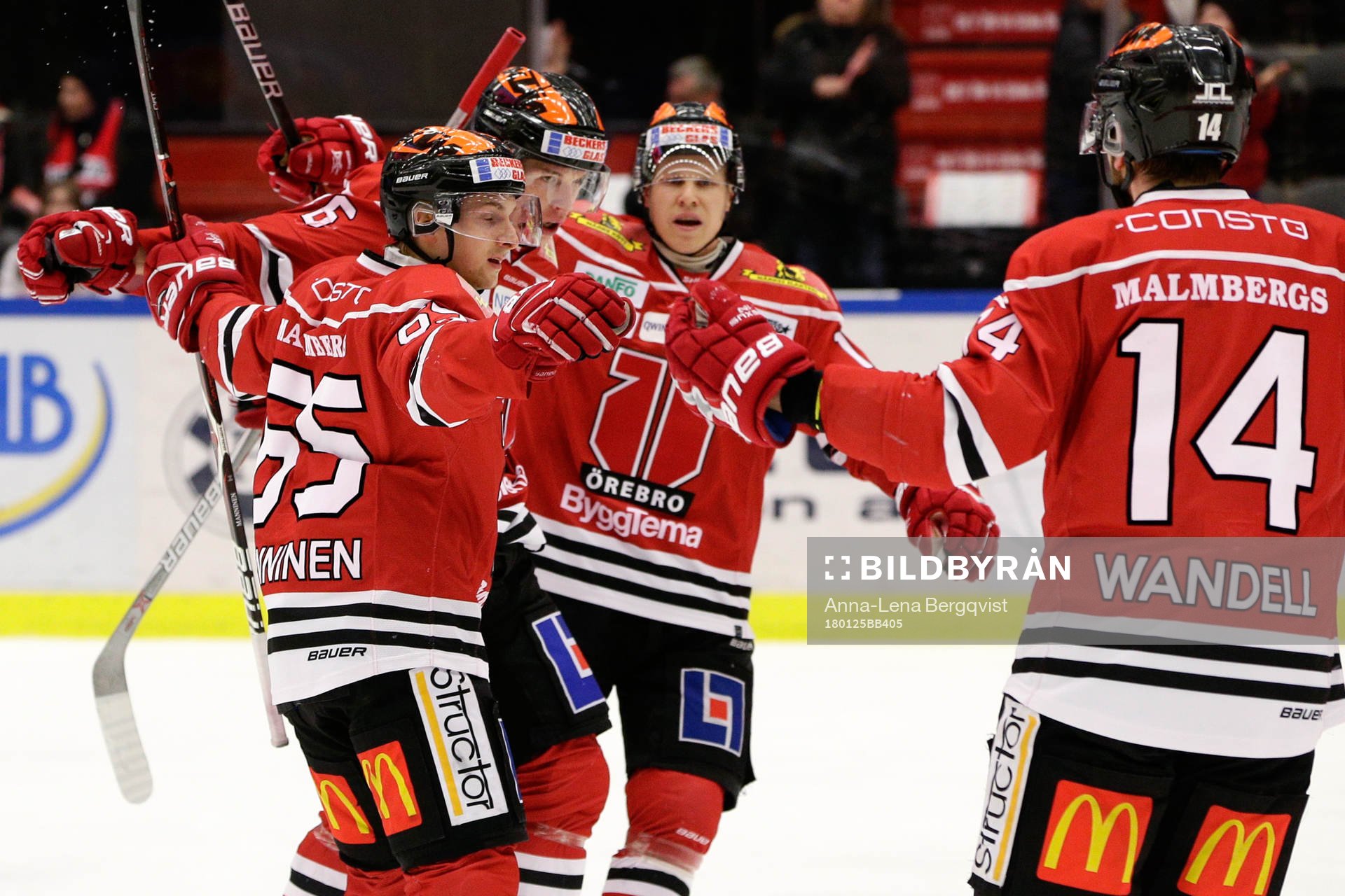 Örebros Jere Sallinen jublar med lagkamrater