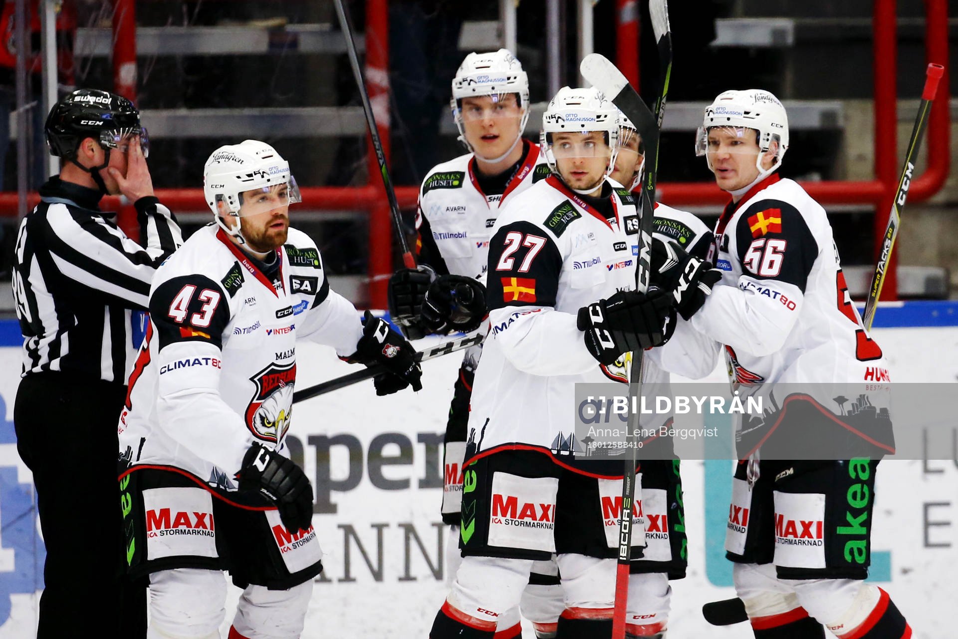 Malmö Redhawks Nichlas Hardt jublar med lagkamrater