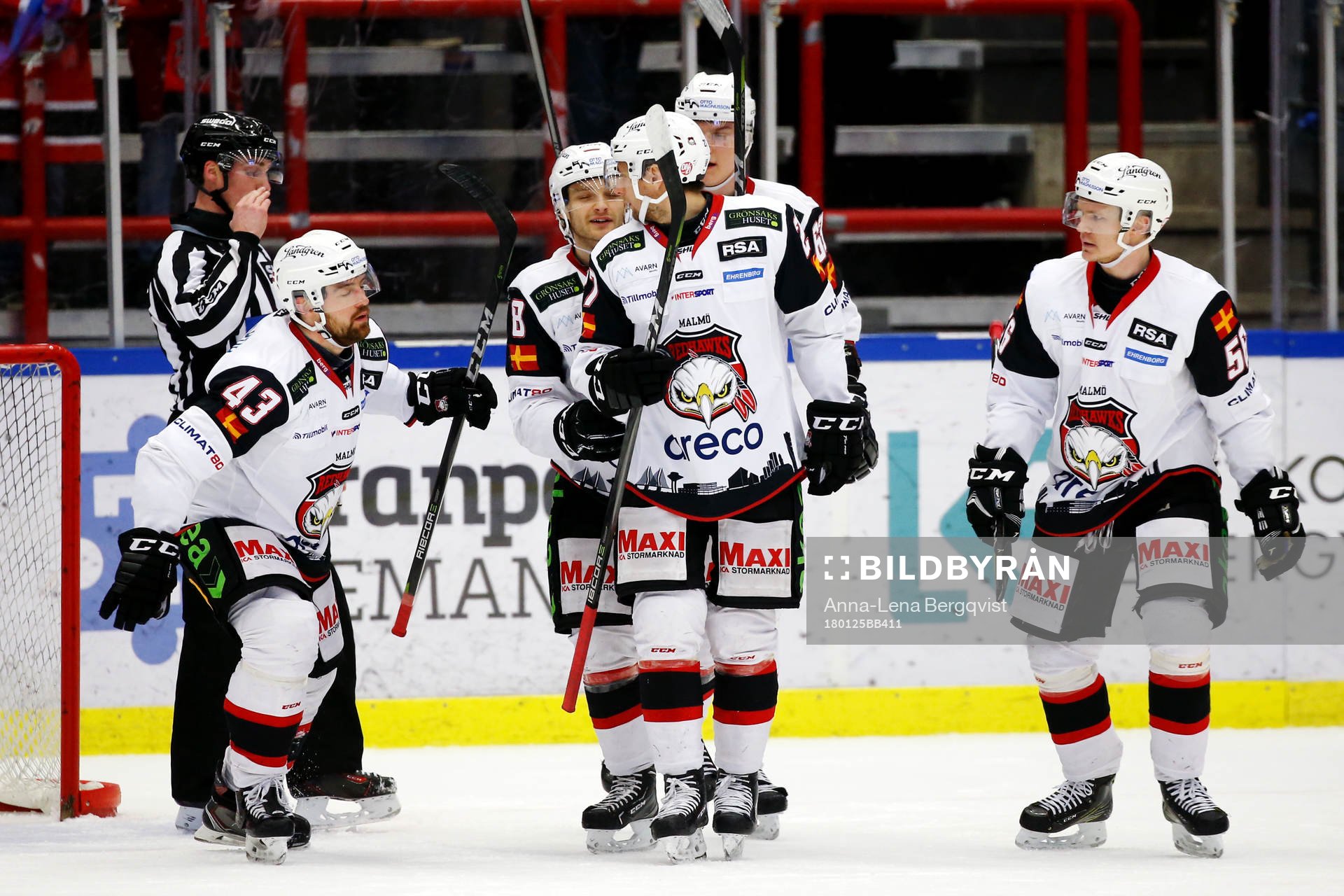 Malmö Redhawks Nichlas Hardt jublar med lagkamrater