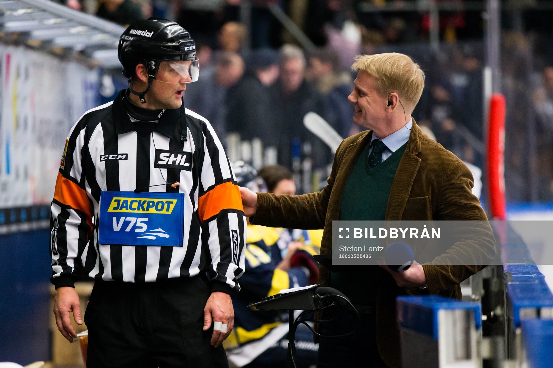 Domaren Mikael Nord pratar med Cmores Niklas Wikegård