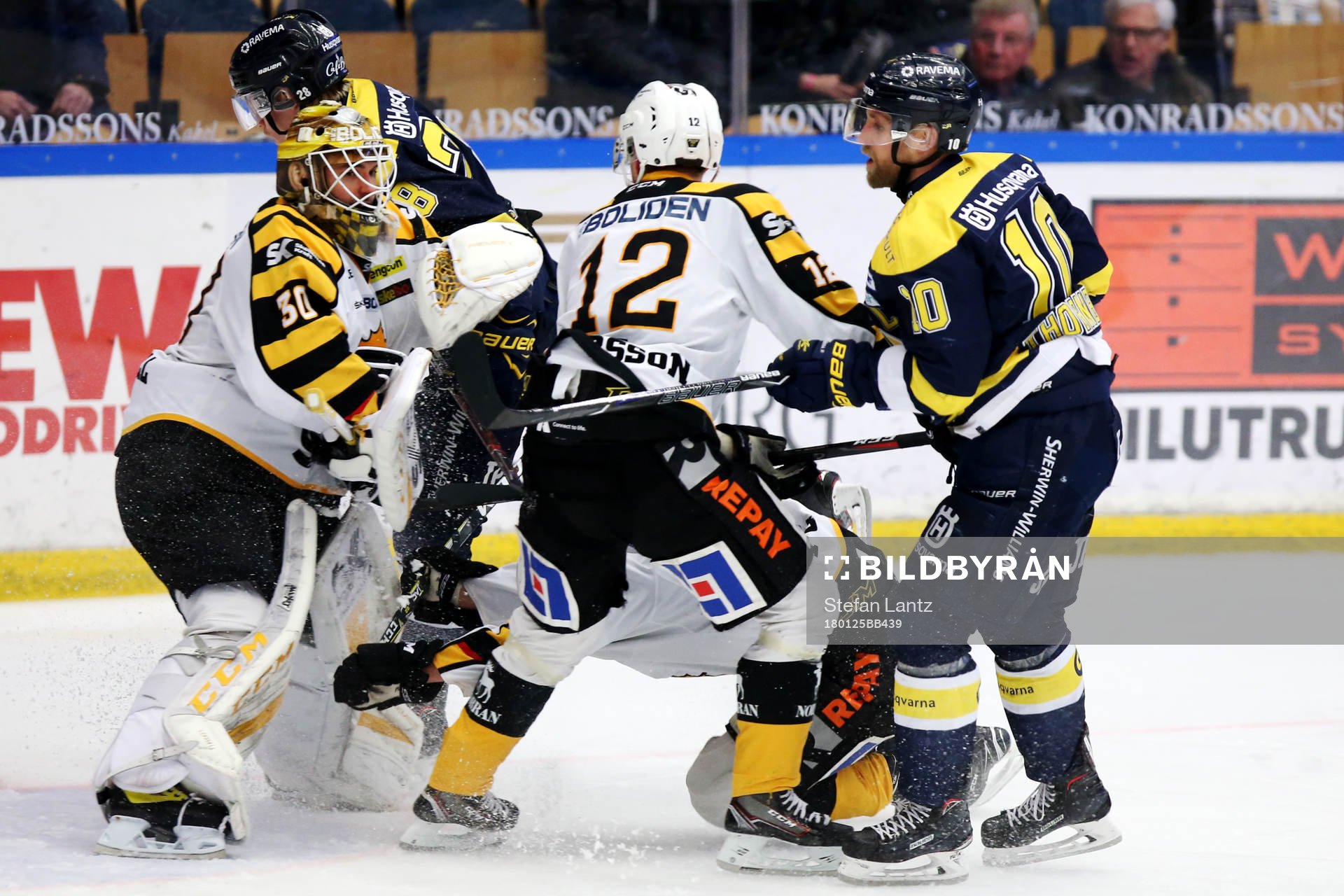 Skellefteås Jonathan Pudas tacklas in i sin målvakt