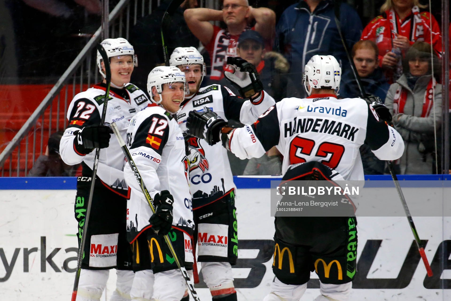 Malmö Redhawks Kim Rosdahl jublar med lagkamrater