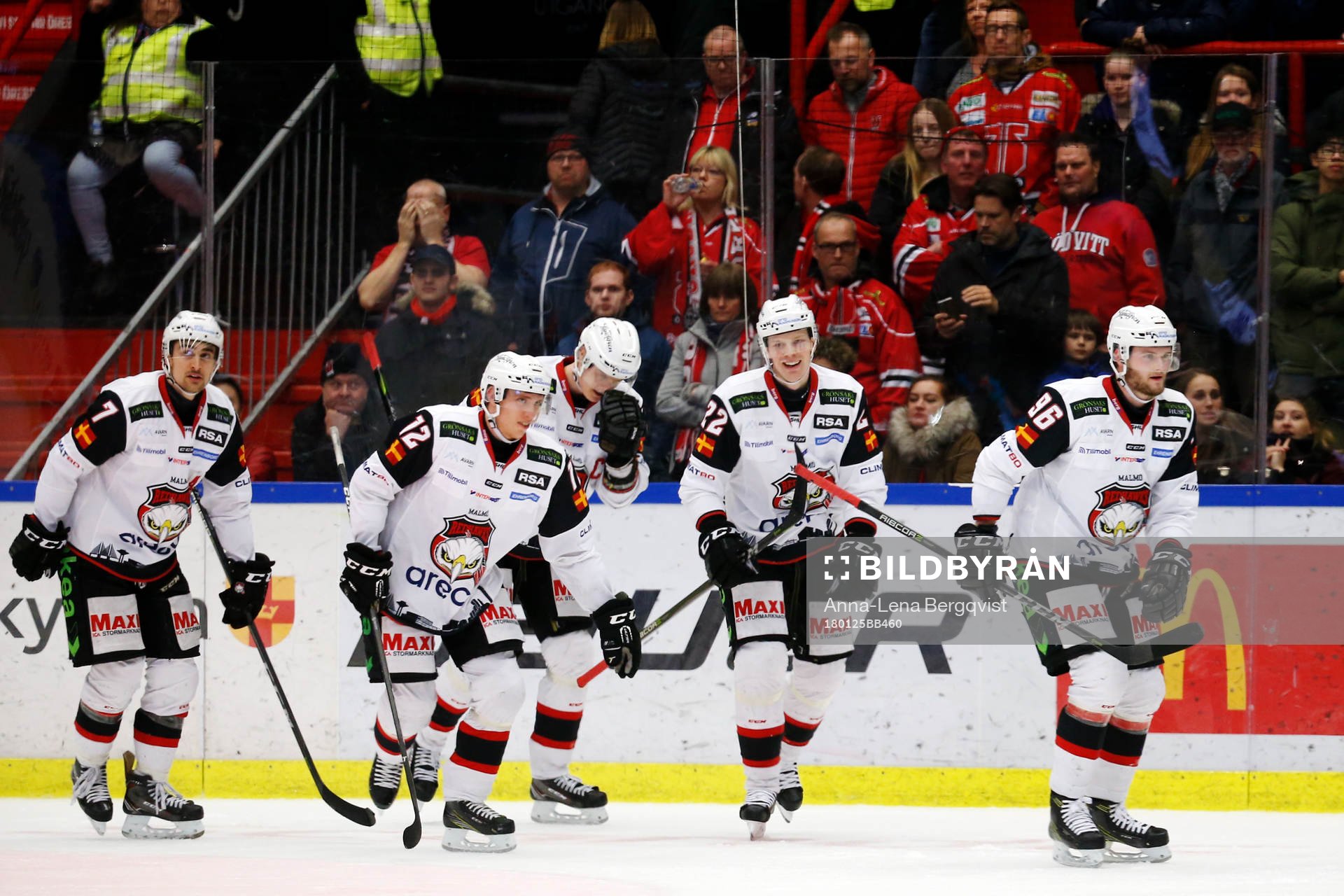 Malmö Redhawks Kim Rosdahl jublar med lagkamrater